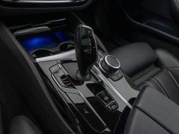 Fahrzeugabbildung BMW 530d LuxuryLine Pano Kamera Laser HUD DAB HiFi