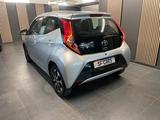 Toyota AYGO x-play *AUTOMATIK*LED*RÜCKKAMERA*5-TÜRER* - silberne Toyota Aygo (X)