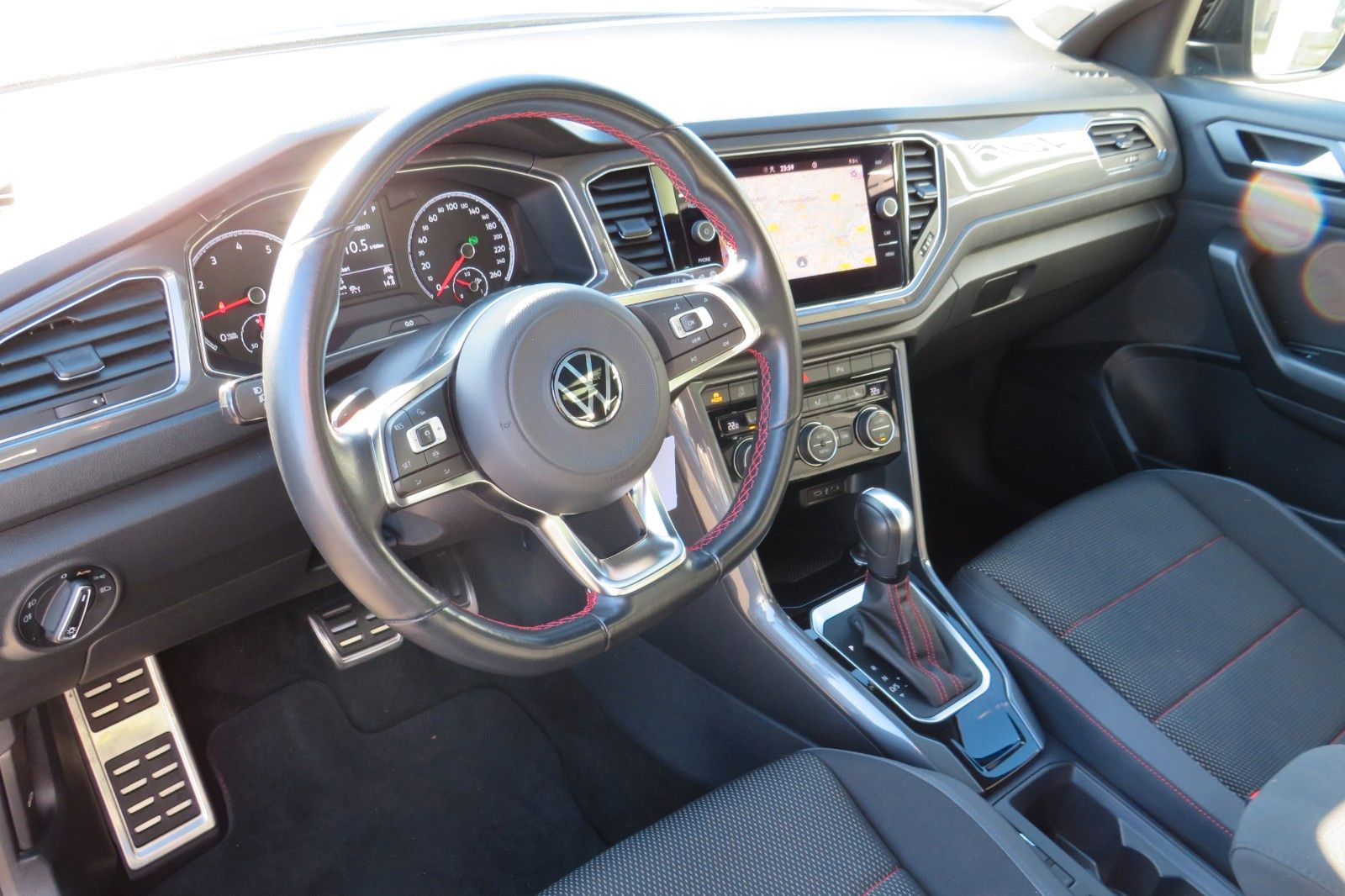 Fahrzeugabbildung Volkswagen T-Roc SPORT PANO AHK LED NAVI ACC PDC SITZH. 1.H