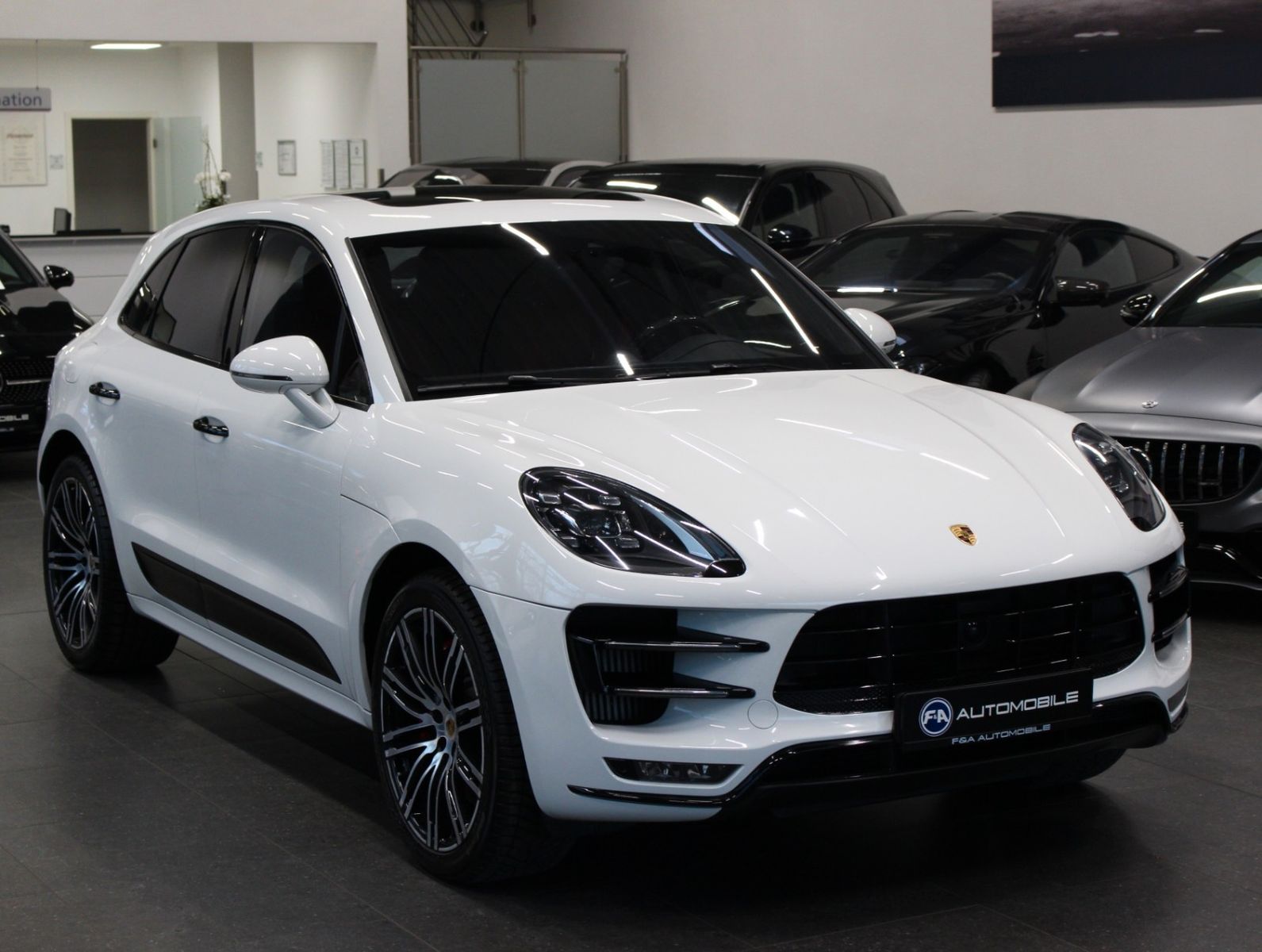 Fahrzeugabbildung Porsche Macan Turbo mit Performance Paket*2.Hand*Kamera