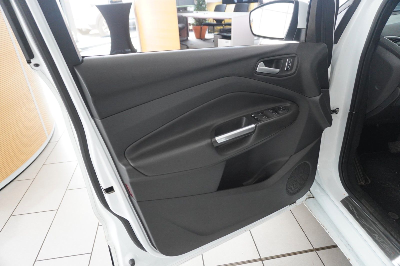 Fahrzeugabbildung Ford Kuga 2.0D INDIVIDUAL 4X4 NAVI/LED/KAMERA/SPORT