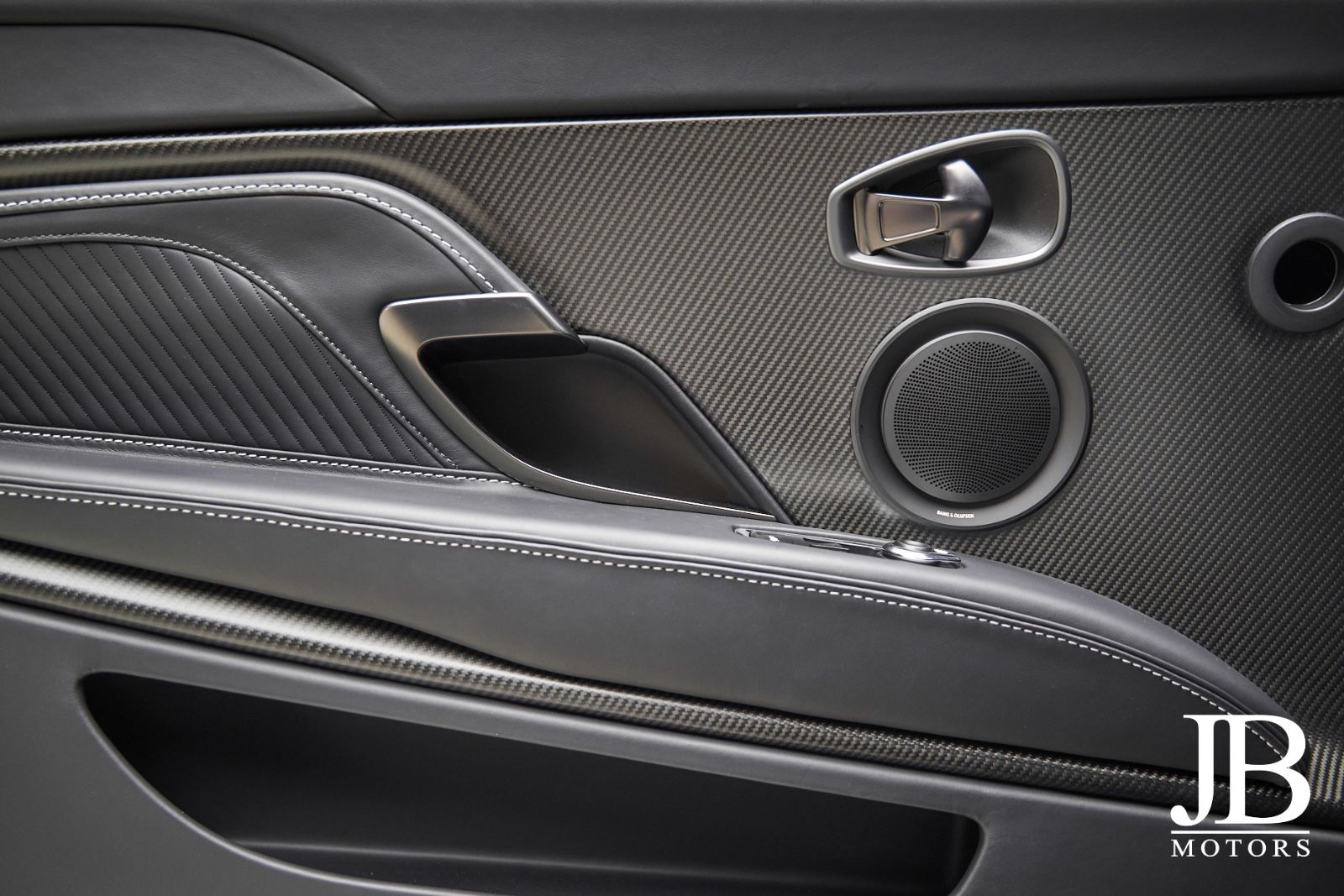 Fahrzeugabbildung Aston Martin DBS V12 770 Ultimate Carbon Performance Seats