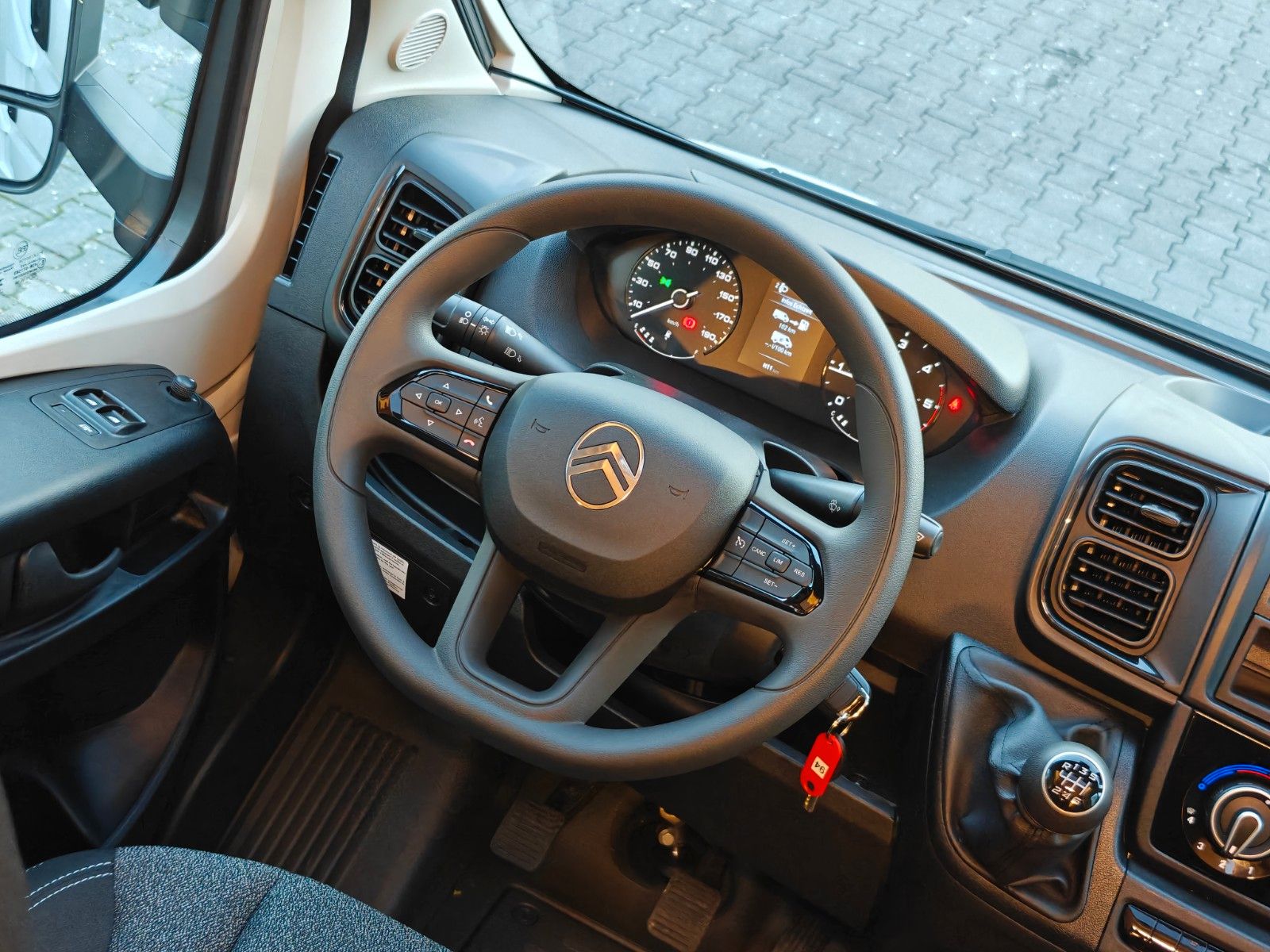 Fahrzeugabbildung LMC Tracer V 670 - Tracer Van Paket, 140PS, MJ2026 -