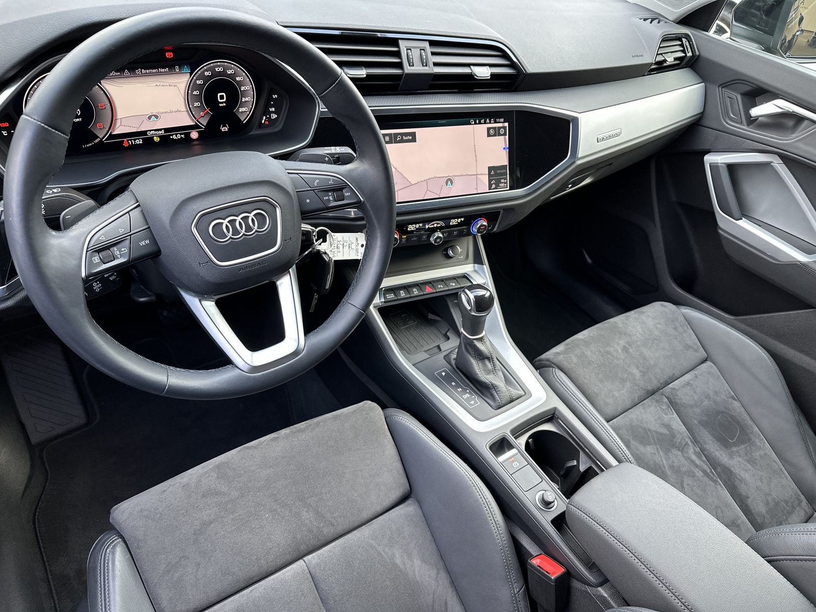 Fahrzeugabbildung Audi Q3 SpB 40 TDI Qu S-Line NAV+MATRIX+KAM+V-COCKPIT