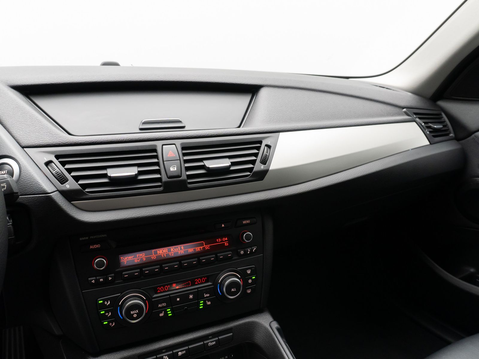 Fahrzeugabbildung BMW X1 sD18d PDC HiFi Leder KlimaAut Multilenkrad LM
