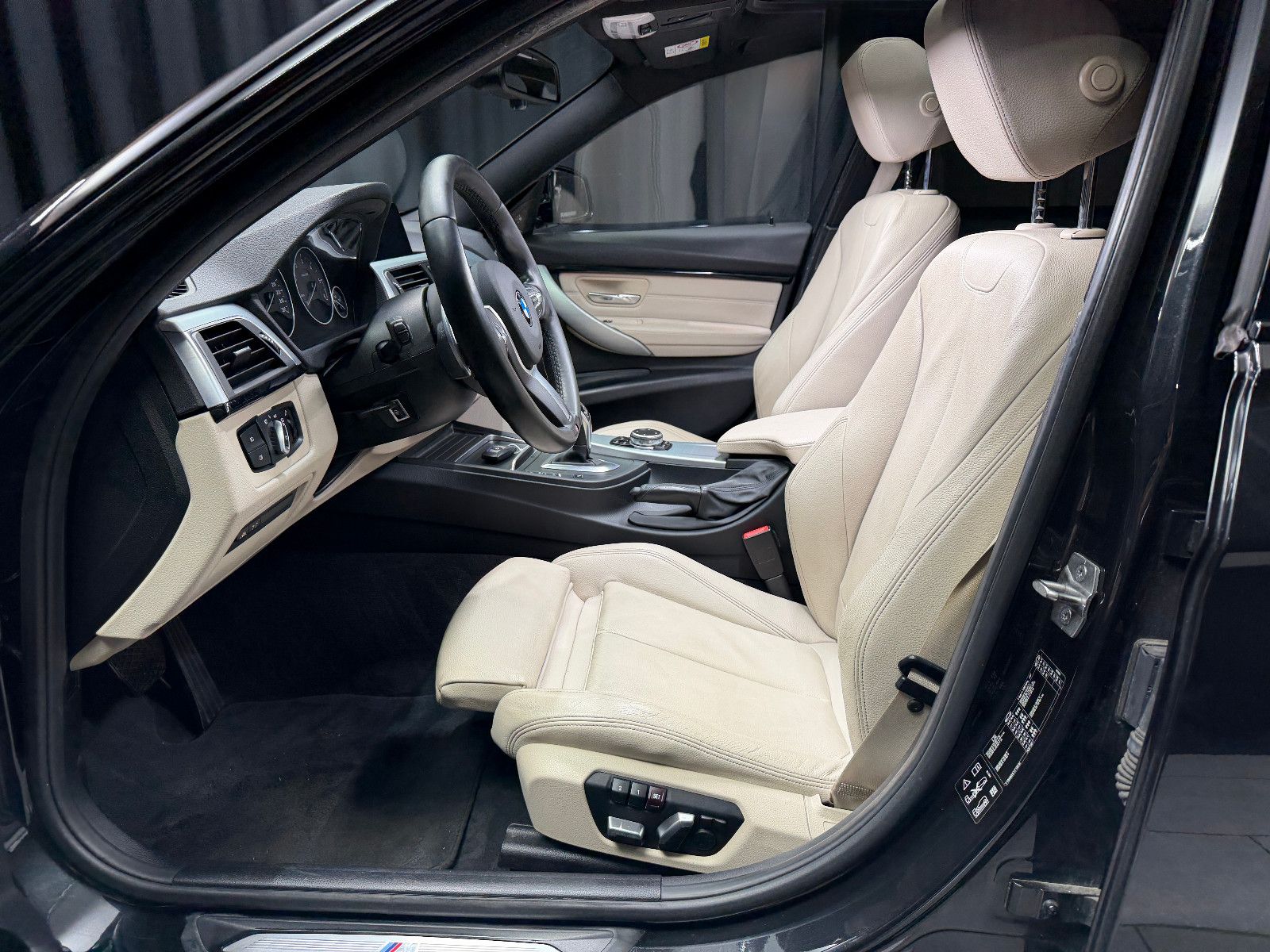 Fahrzeugabbildung BMW 335d xDrive Limo M Sport|H&K|PANO|HuD|VOLL