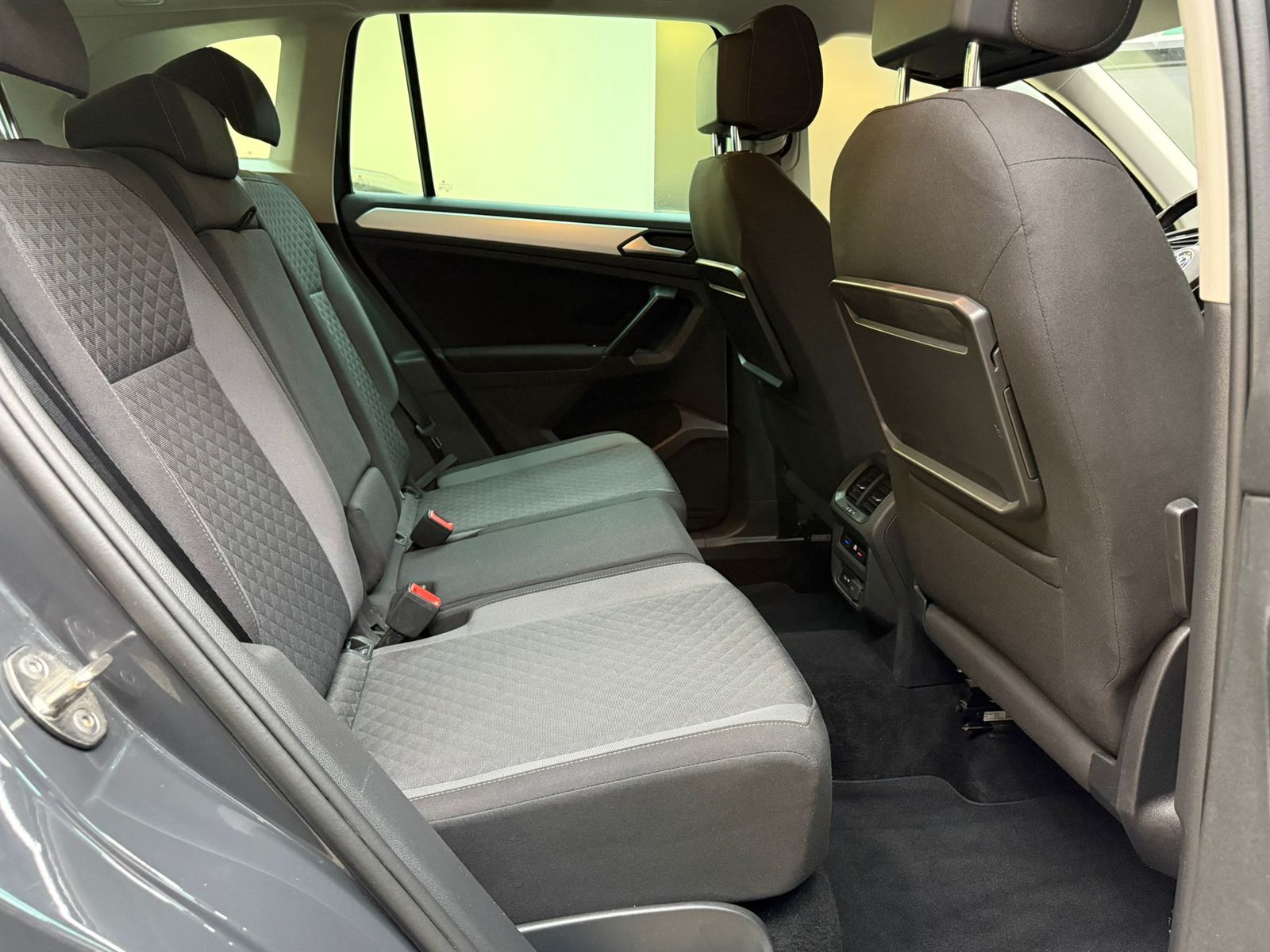 Fahrzeugabbildung Volkswagen Tiguan 2.0d DSG Comf 4Mot >NAVI+SHZ+PDC+LM+AHK+