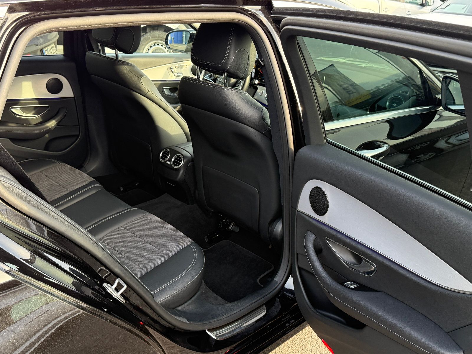 Fahrzeugabbildung Mercedes-Benz E 300de T Avg ACC HUD Keyless-Go Memory Kamera