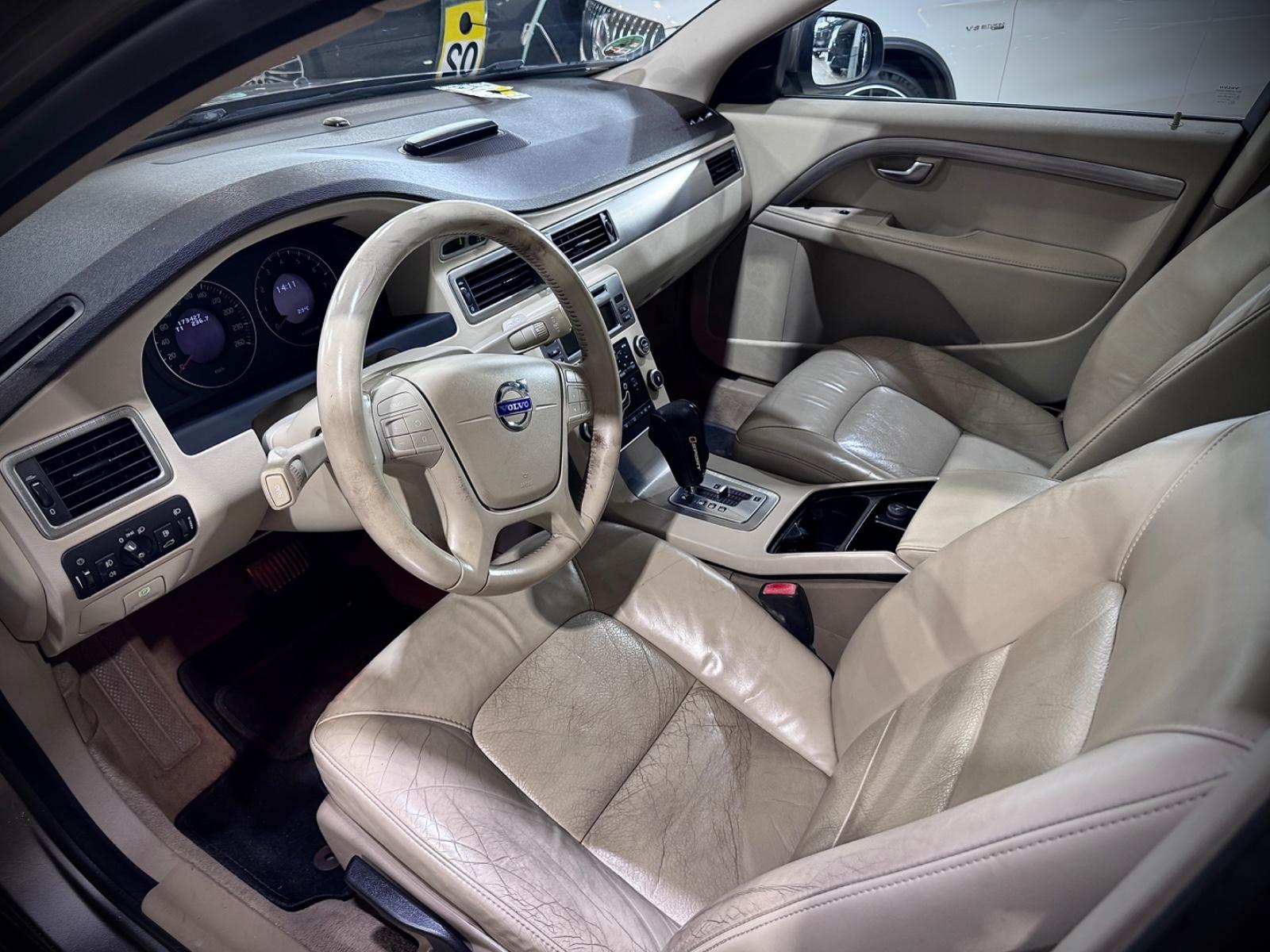 VOLVO V70 - 2.0 l - 203 CV - BVA - CUIR