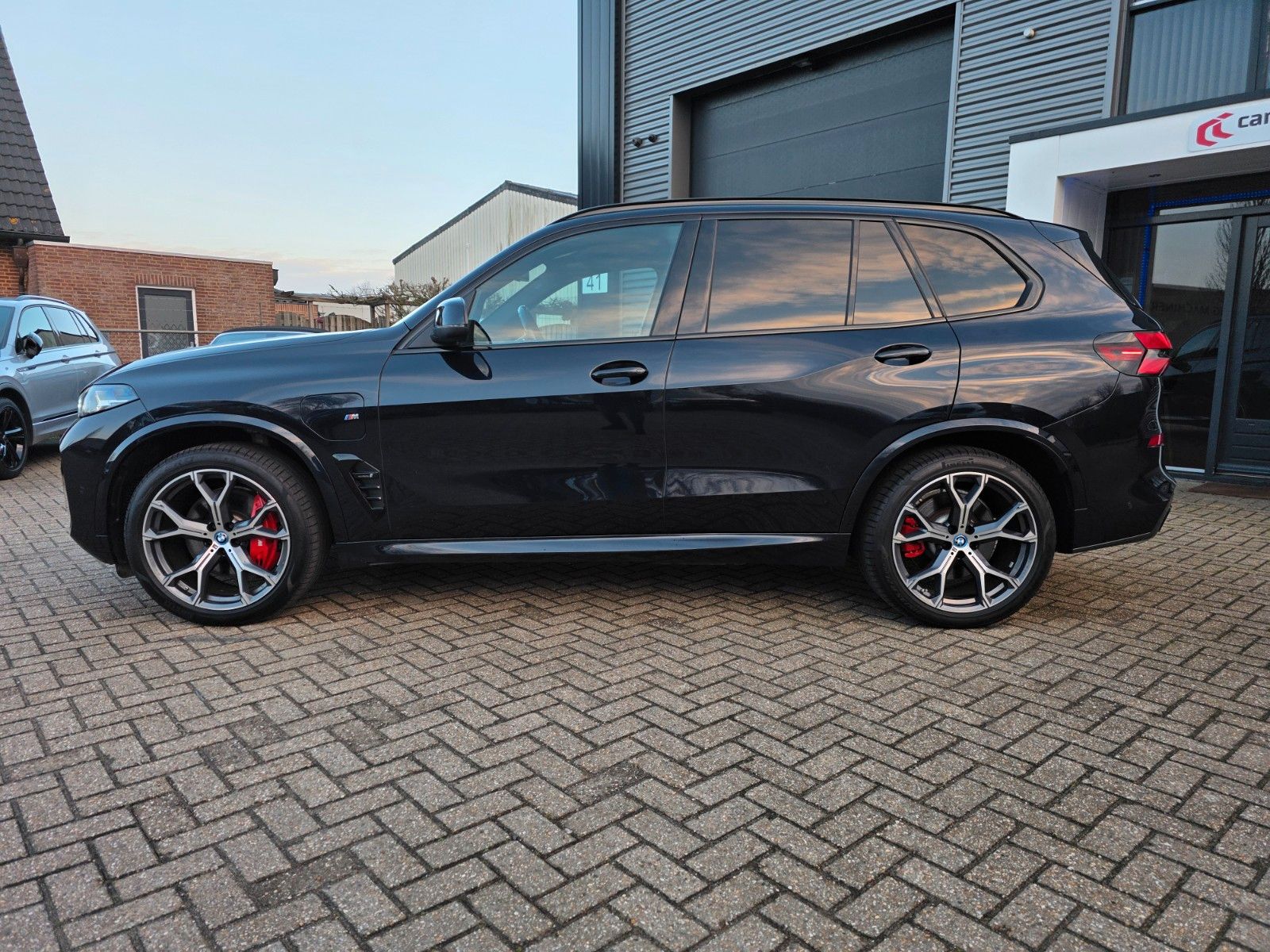BMW xDrive50e M Sport Skylounge luft 22"  AHK Shadow imagem 3