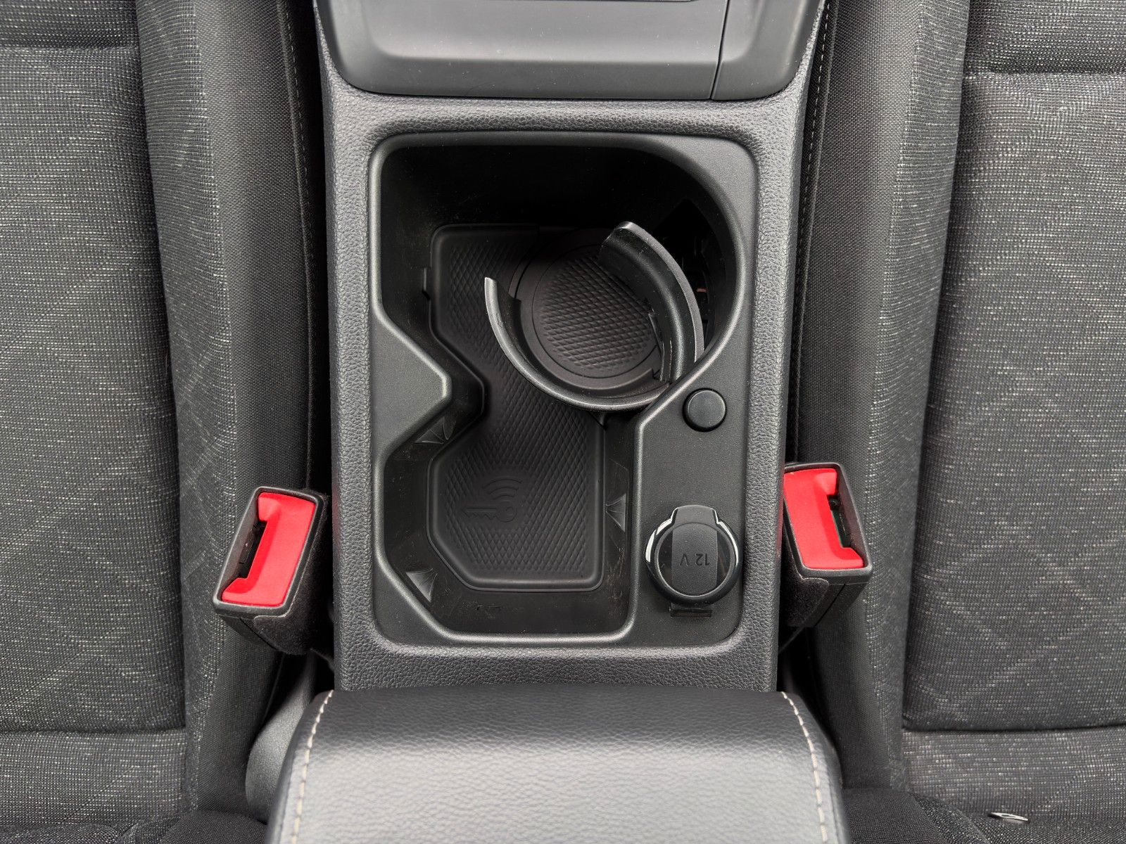 Fahrzeugabbildung Volkswagen Golf VIII Life 1.5 TSI ACC PDC NAV LHZ 3Z-KLIMA