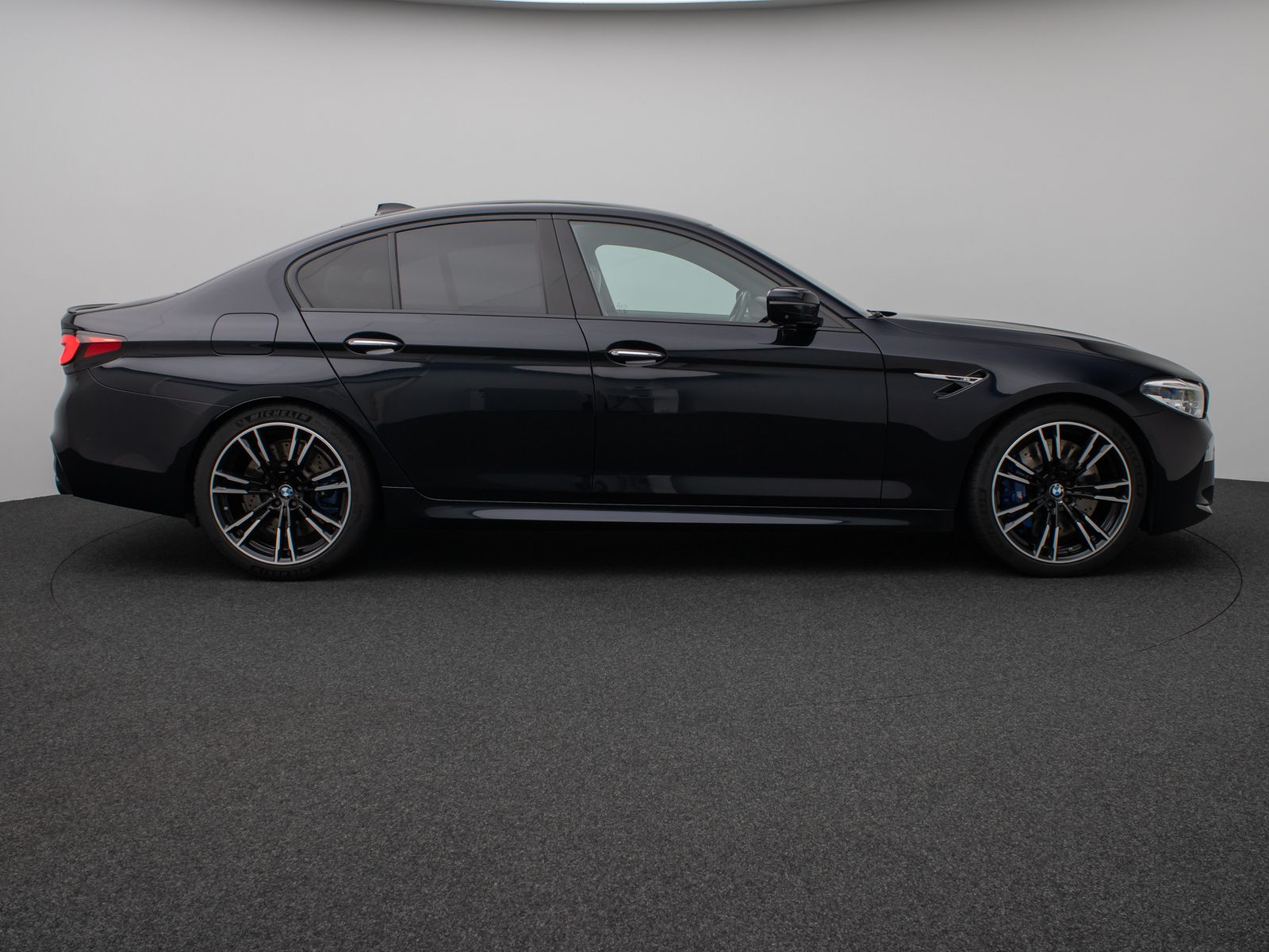 Fahrzeugabbildung BMW M5 xD 360°HUD DAB B&W SoftCl Massage Komfort