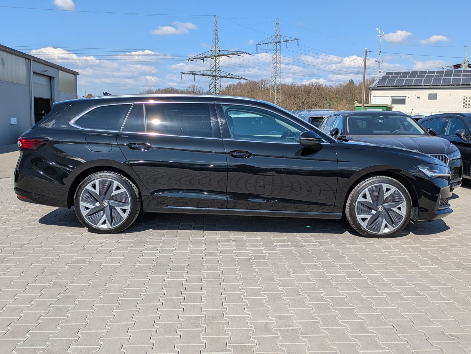 Fahrzeugabbildung SKODA Superb 2.0 TDI 4x4 Selection MATRIX*AHK*PANO*19"