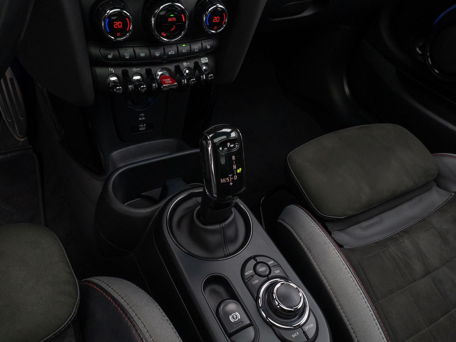 Fahrzeugabbildung MINI John Cooper Works Panorama Kamera HUD DAB Sport