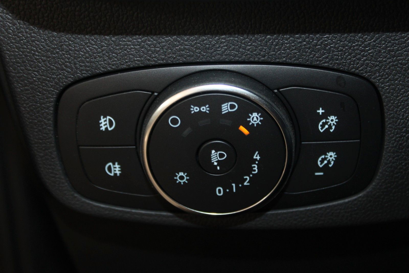 Fahrzeugabbildung Ford Focus ST-Line Aut. LED AHK ACC B&O WinterPak uvm