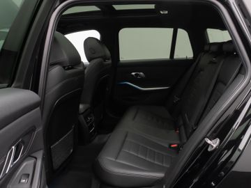 Fahrzeugabbildung BMW 330e M Sport Panorama Kamera HUD DAB HiFi Komfor
