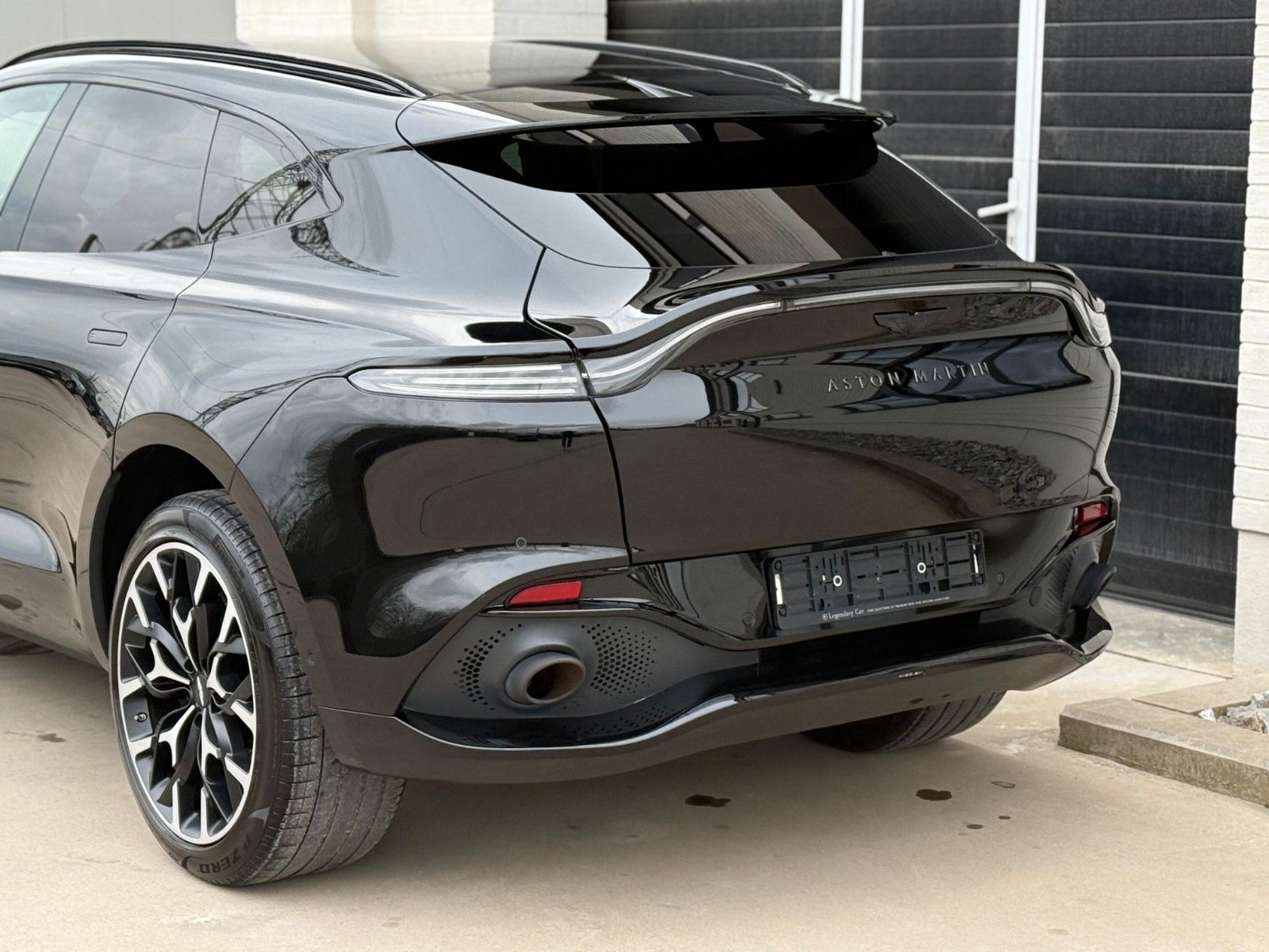 ASTON MARTIN DBX