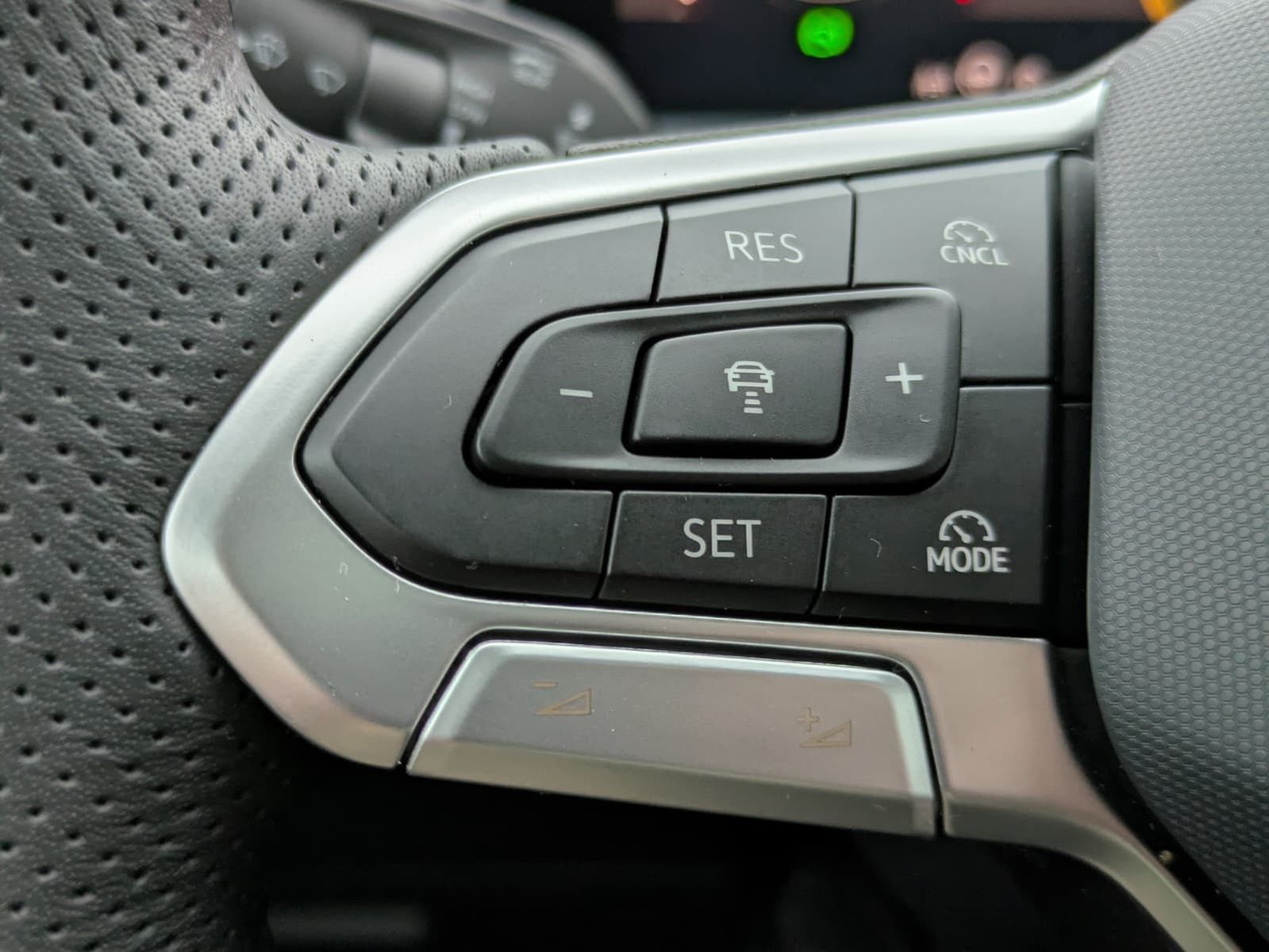 Fahrzeugabbildung Volkswagen Tayron 2.0 TDI 4M R-Line 7Si*MATRIX*AHK*PANO*HUD