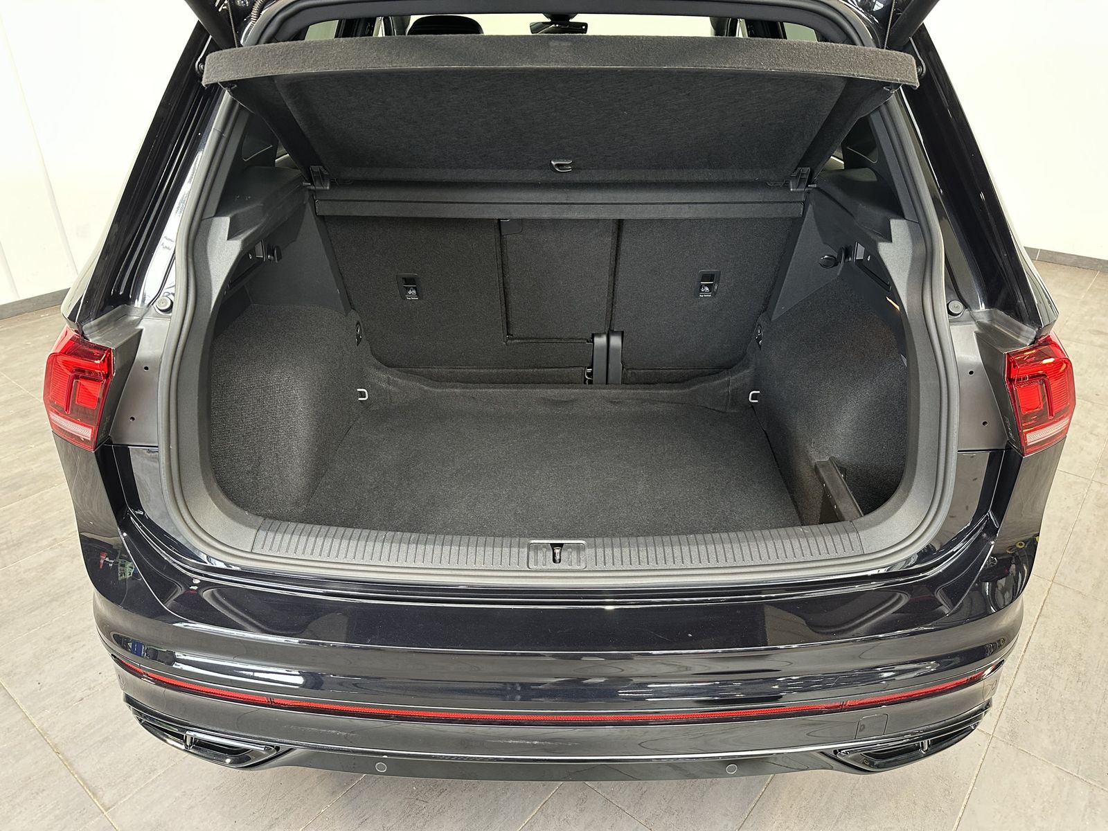Fahrzeugabbildung Volkswagen Tiguan 2.0 TDI DSG R-Line Black NAV+LED+ACC