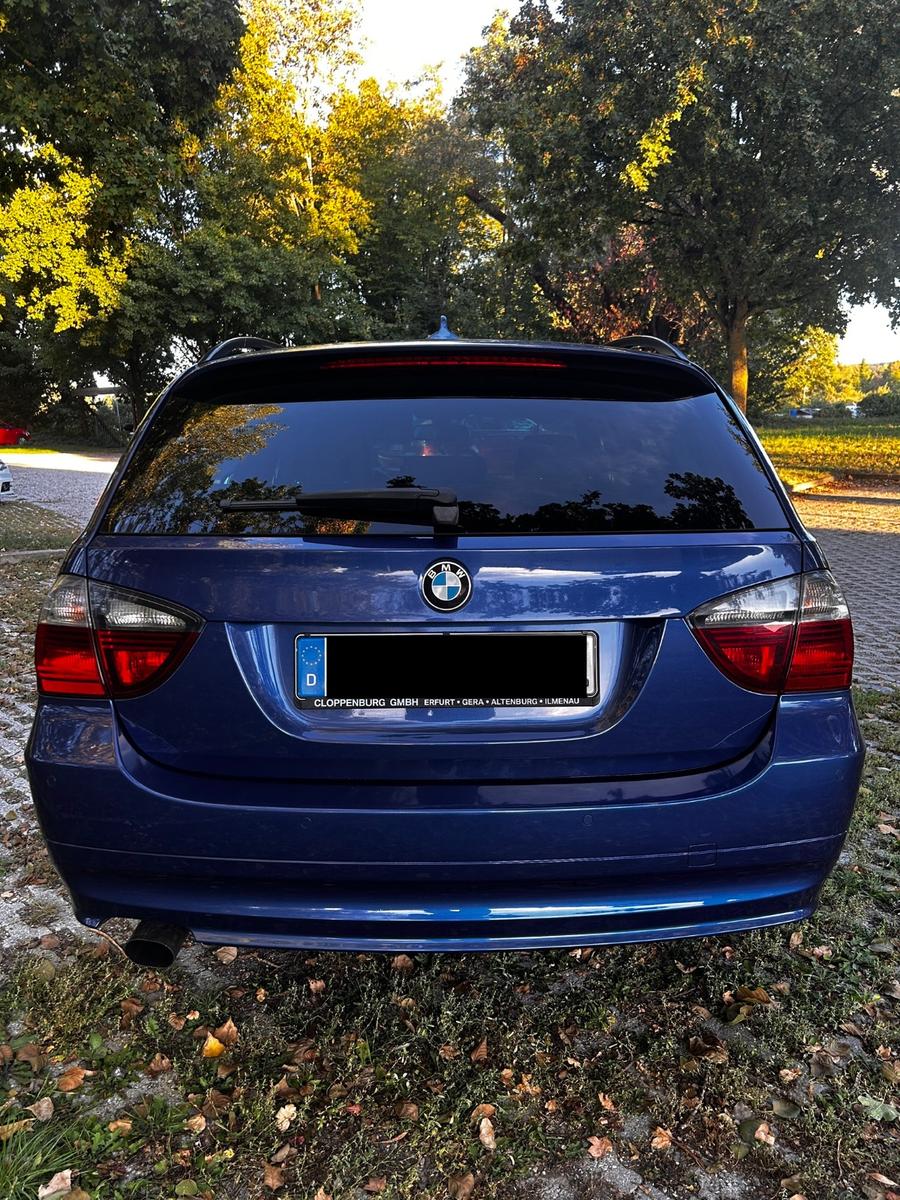 BMW 320 2007 — rear view