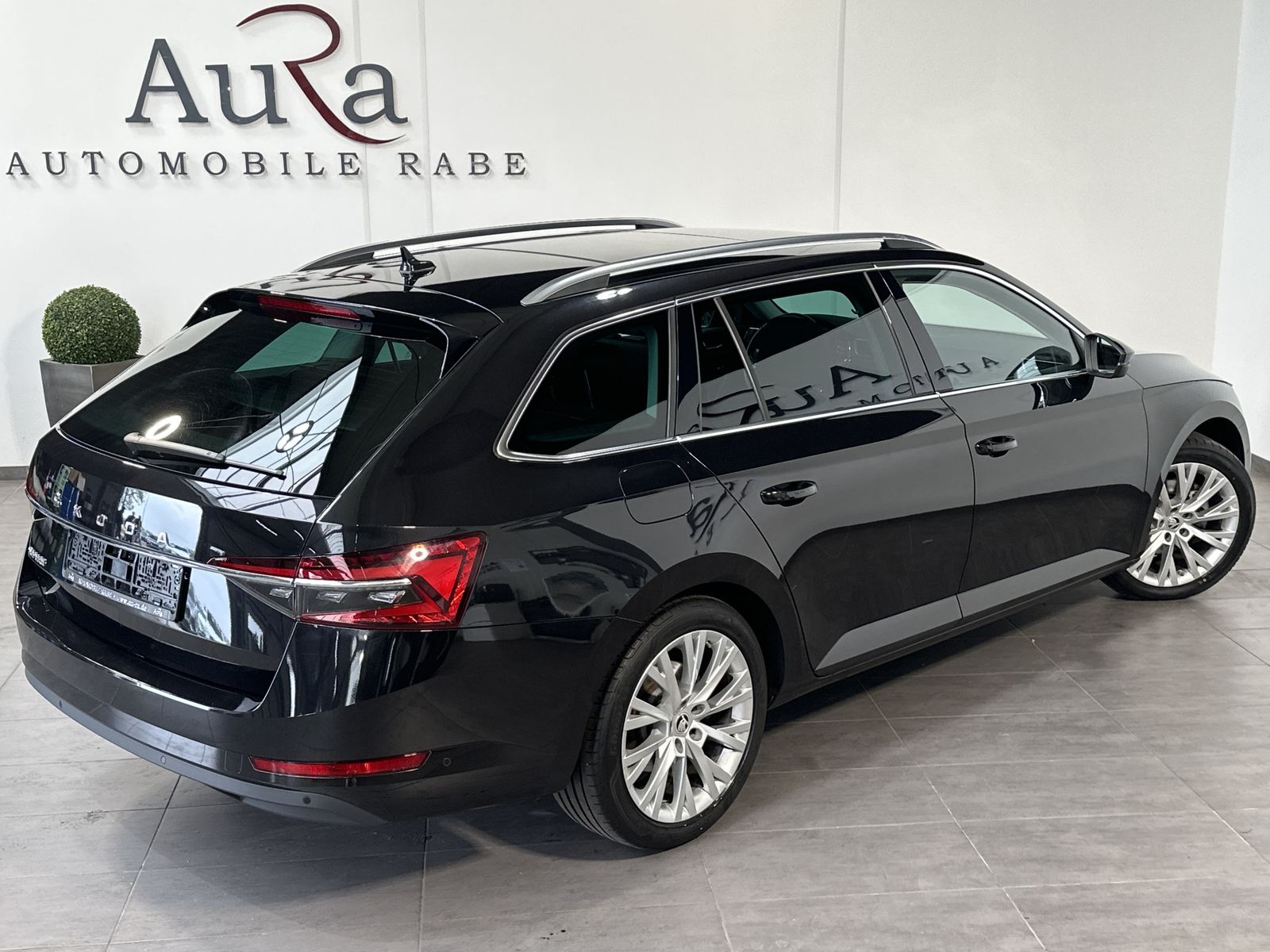 Fahrzeugabbildung SKODA Superb Combi Premium NAV+LED+PANO+360°+AHK+DCC