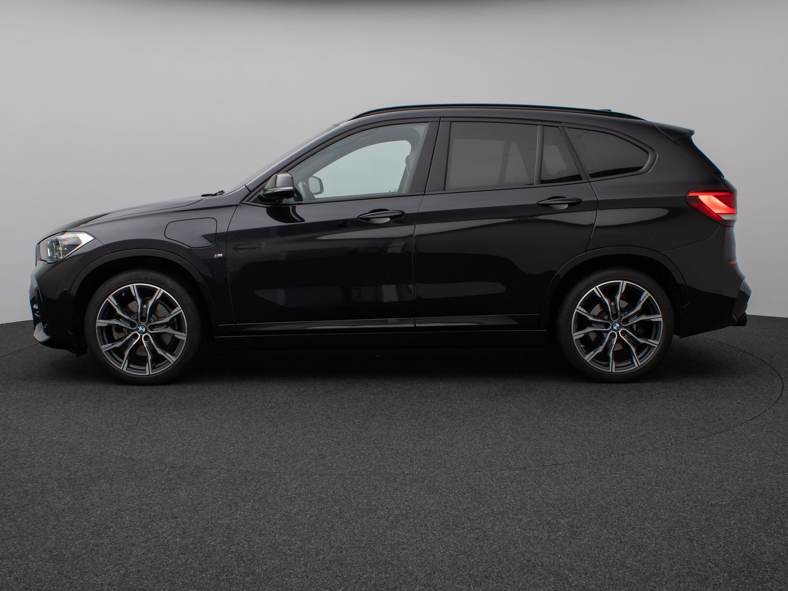 Fahrzeugabbildung BMW X1 xD25e MSport Panorama Kamera HUD DAB HiFi AHK