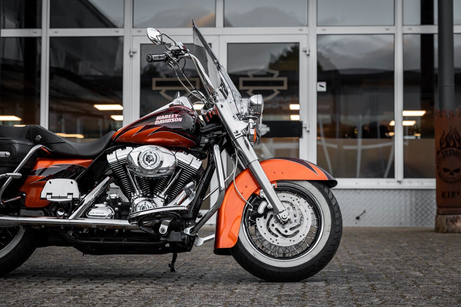 Fahrzeugabbildung Harley-Davidson FLHRC Road King Classic - BLACK BEAR - SELTEN