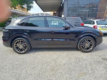 Porsche Cayenne - 4