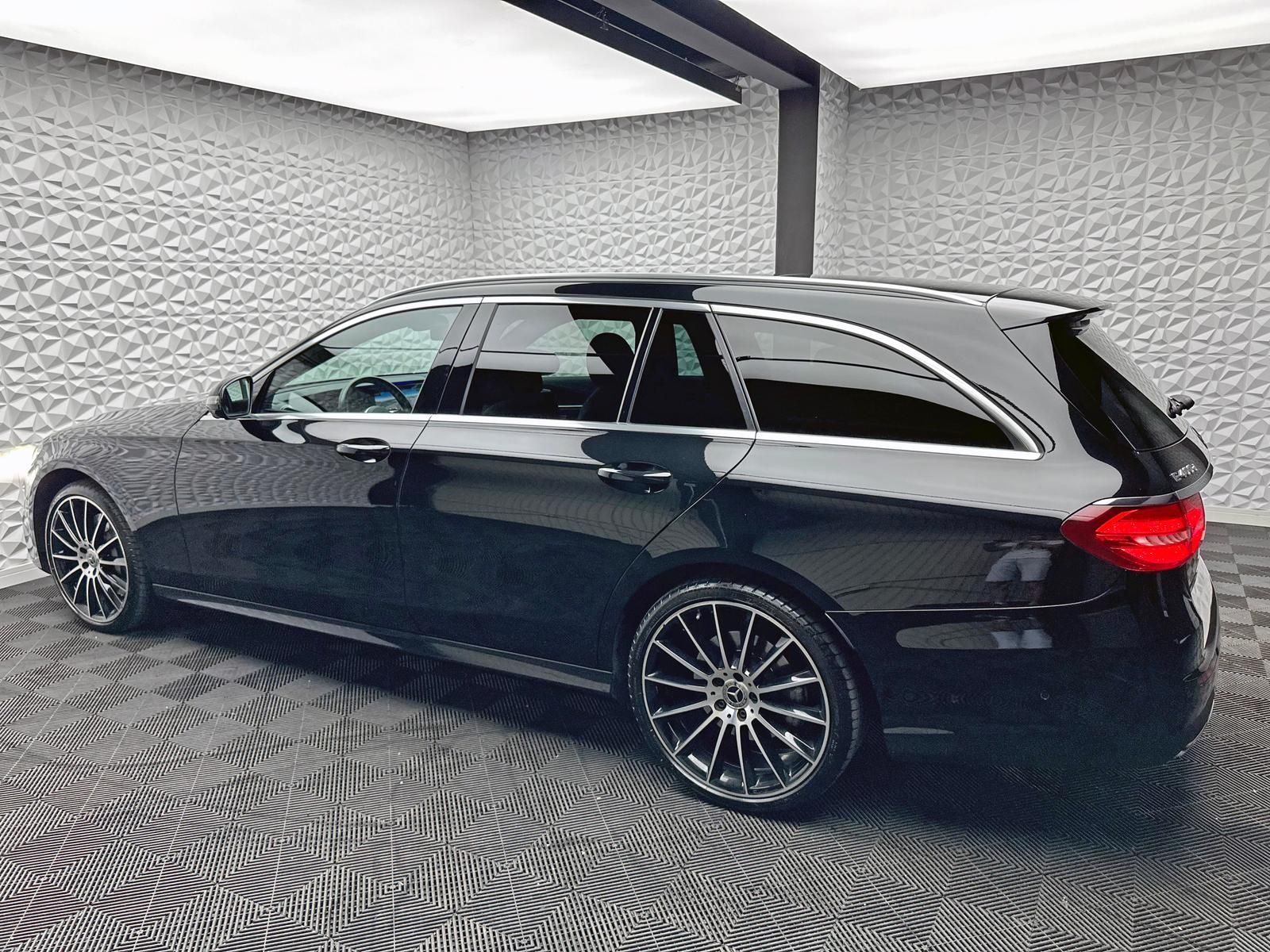 Fahrzeugabbildung Mercedes-Benz E 400d AMG/4MATIC/DISTRO/PANO/AHK/360°/MBUX/DAB+