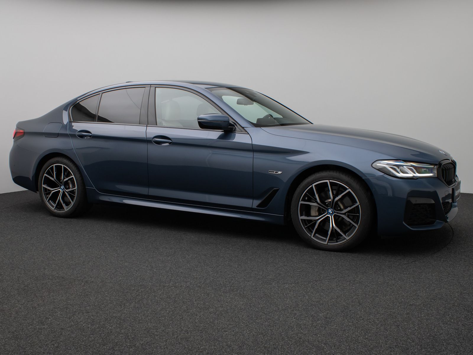 Fahrzeugabbildung BMW 530e M Sport Kamera Laser HUD DAB H/K Alarm 19"