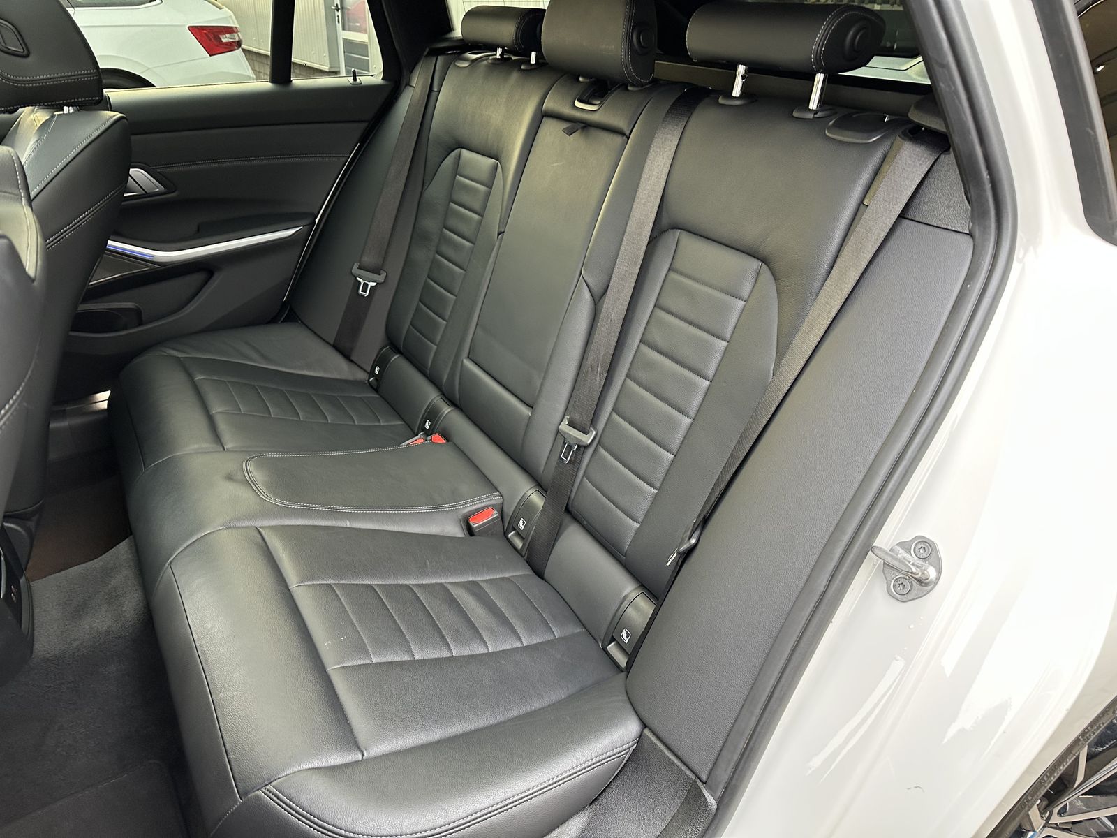 Fahrzeugabbildung BMW 320d Touring xDrive M-Sport NAV+LASER+H&K+PANORA