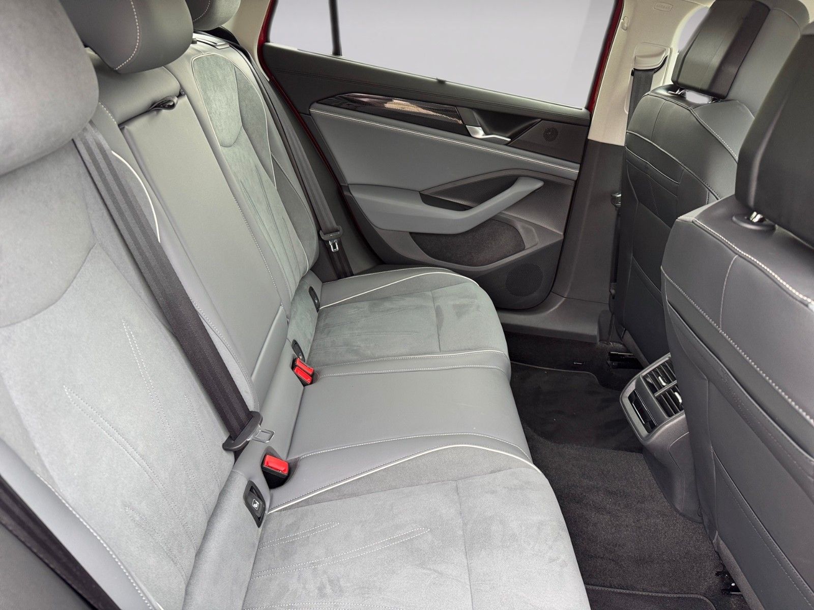 Fahrzeugabbildung Volkswagen Passat Variant 1.5 eTSI Business