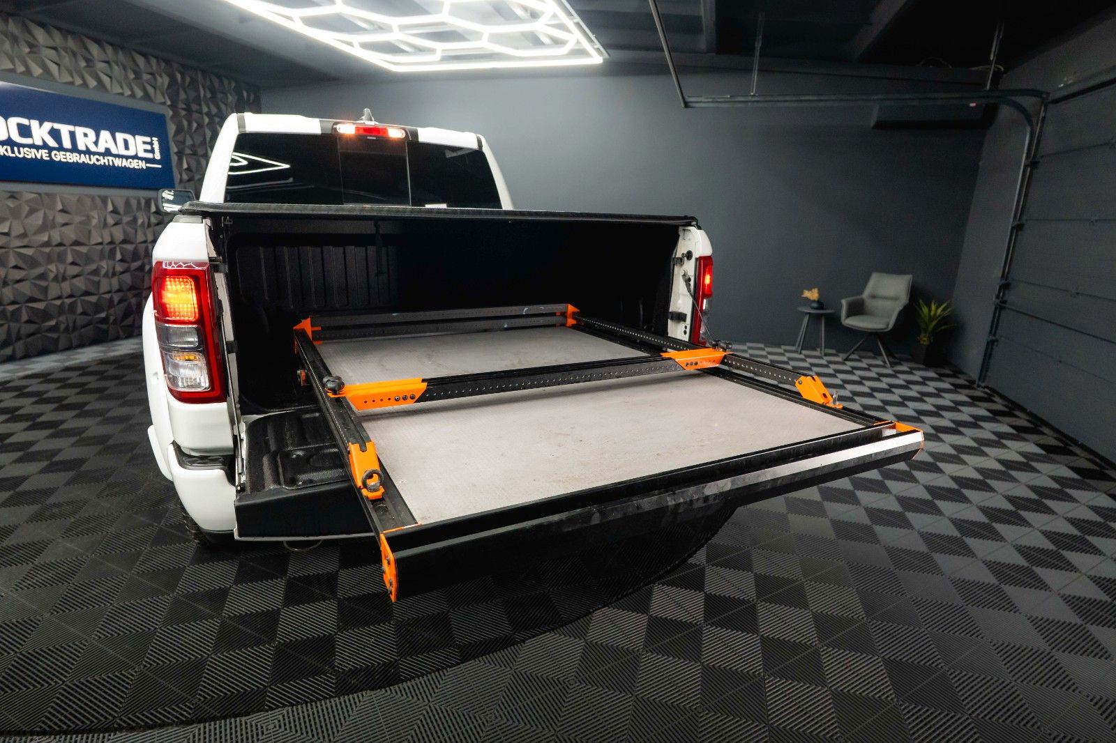 Fahrzeugabbildung Dodge RAM 5.7 V8 HEMI 4x4 LPG Offroad Night-Paket