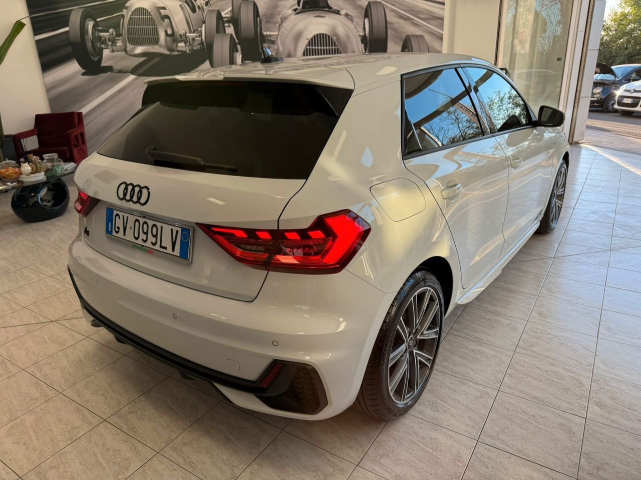 Audi A1 35 TFSI S tronic Identity Black ****FULL imagem 3