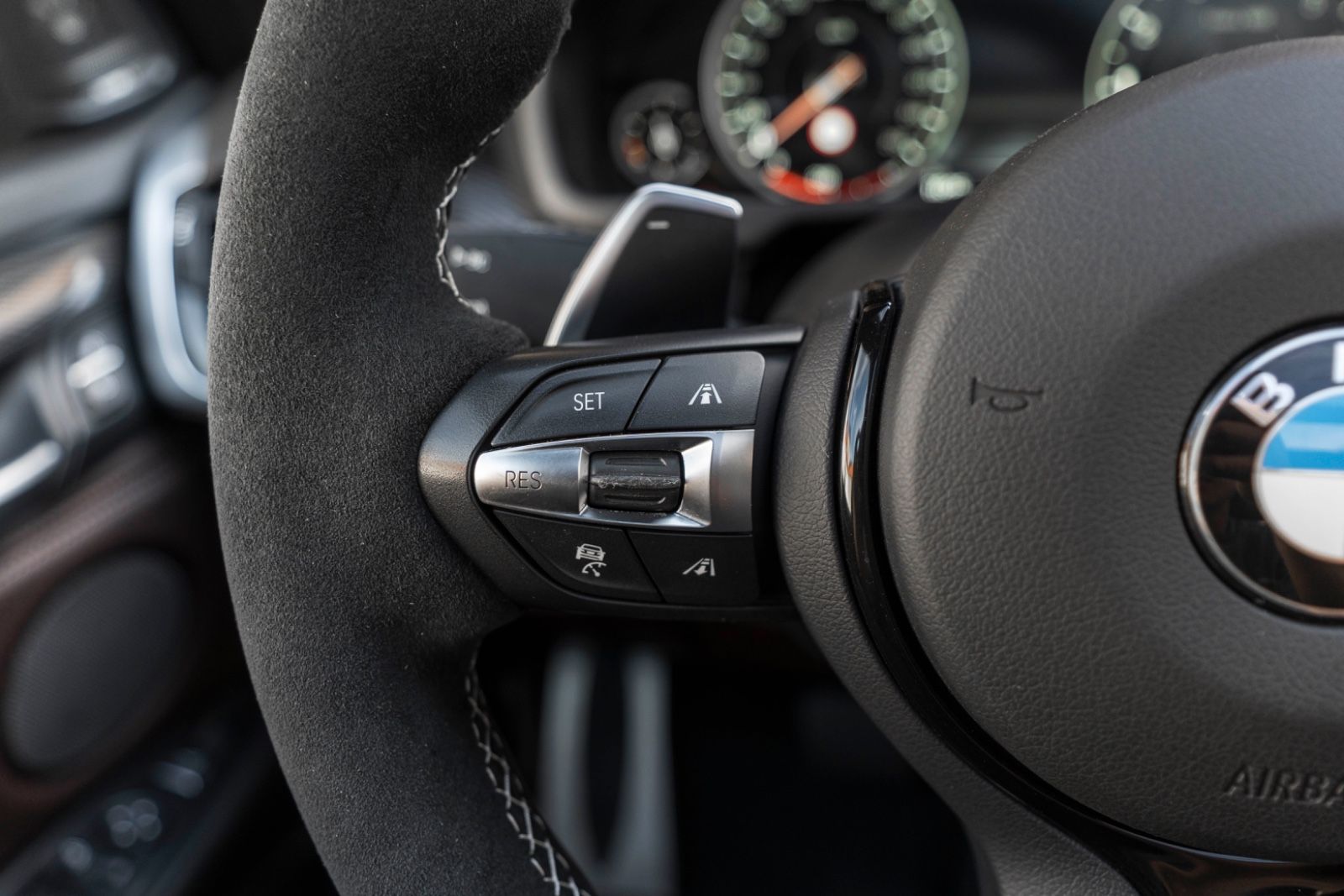 Fahrzeugabbildung BMW X5 xDrive50i M-SPORTPAKET HUD H&K CARPLAY 360°