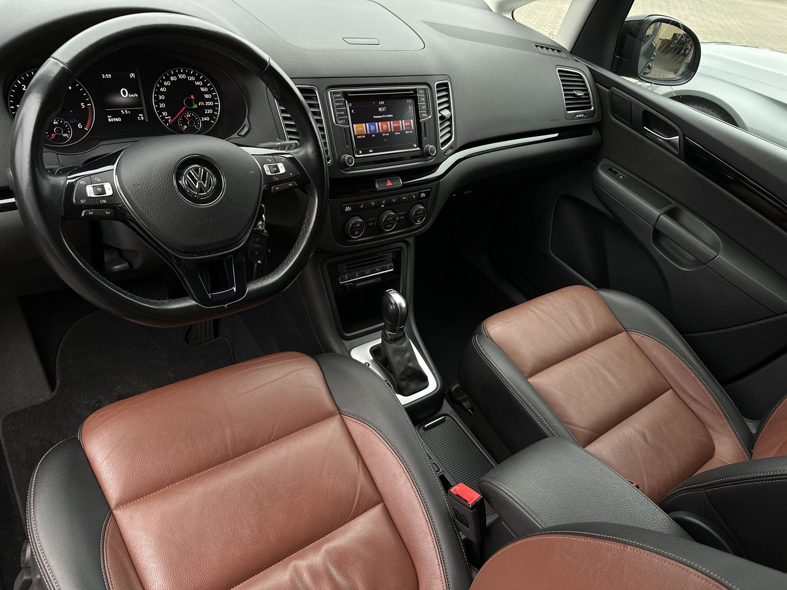 Fahrzeugabbildung Volkswagen Sharan 2.0 TDI DSG 7-Sitzer HL Black NAV+XEN+AHK