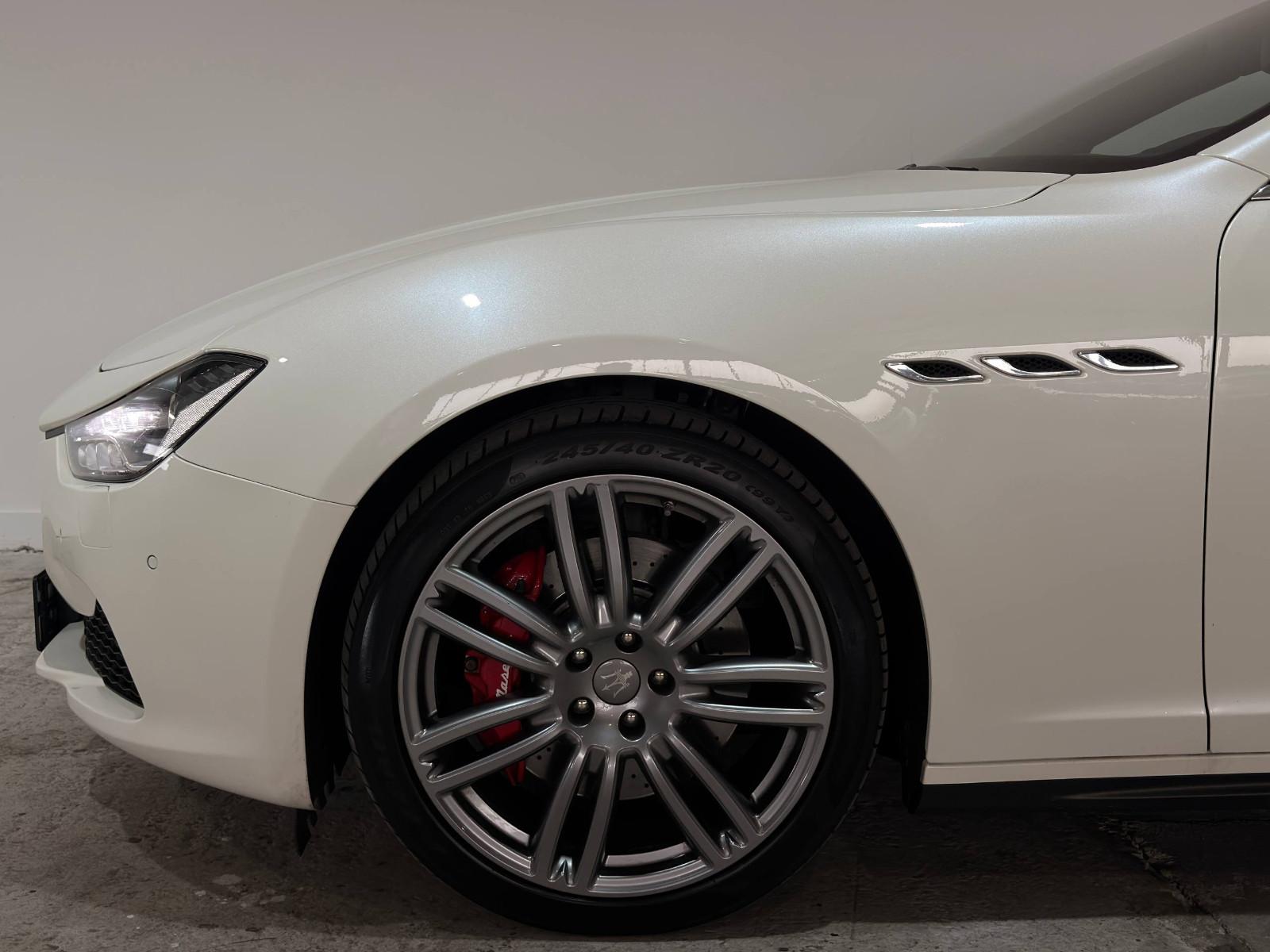Maserati Ghibli SQ4 3.0 V6 409 ch • BVA • 4x4 • Cuir • Toit Panoramique