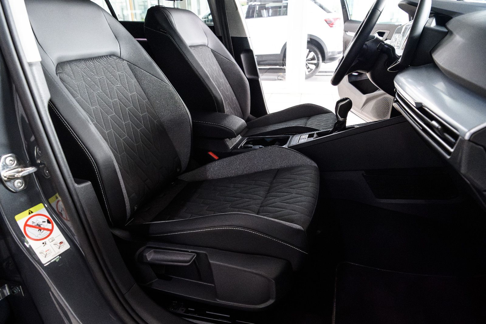 Fahrzeugabbildung Volkswagen Golf VIII Var. 1.5 TSI 110 kW+LED+AHK+GJR+TOTWIN