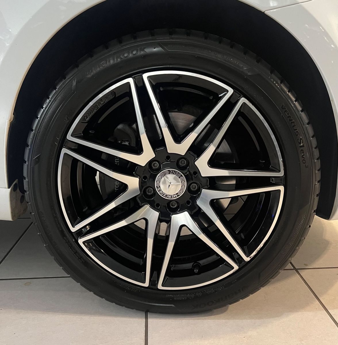 Fahrzeugabbildung Mercedes-Benz V 250 d 4MATIC lang AMG LINE *PANO*Perlmutt-Weiß