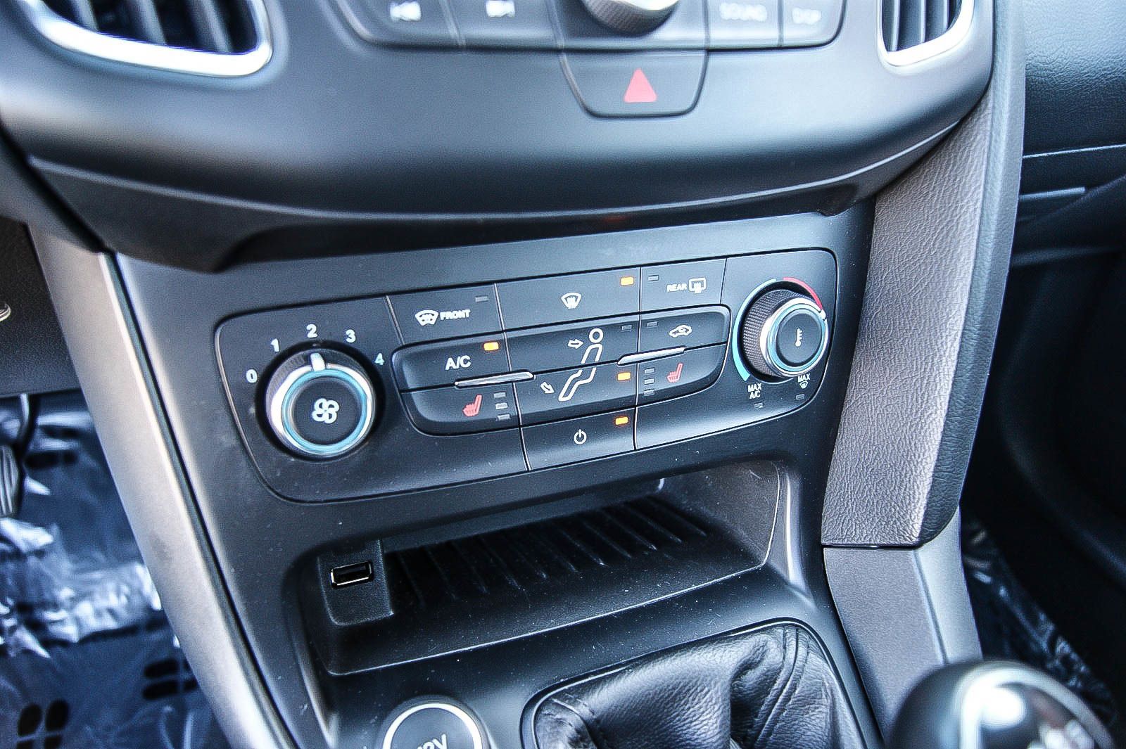 Fahrzeugabbildung Ford Focus Turnier 1.5 TDCi Business NAVI PDC AHK SZH