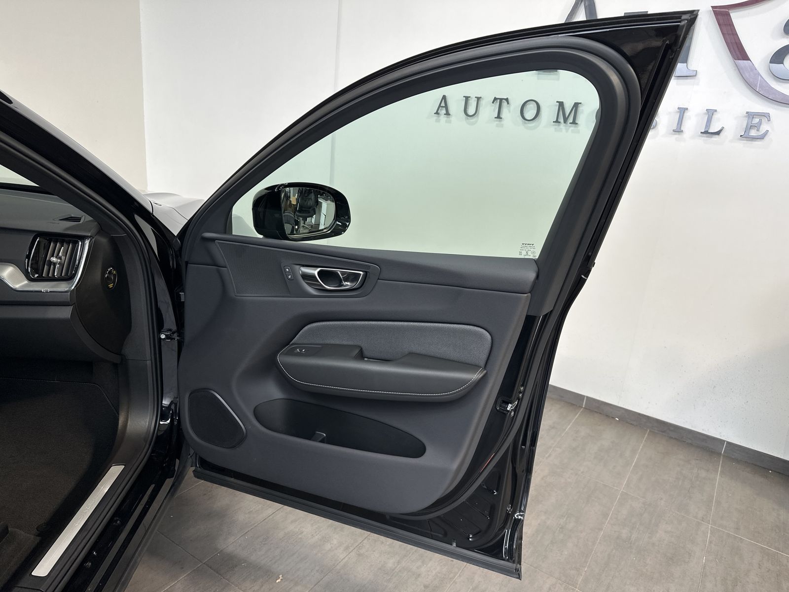 Fahrzeugabbildung Volvo XC60 T6 Hybrid AWD R-Design NAV+LED+AHK+PANO+ACC