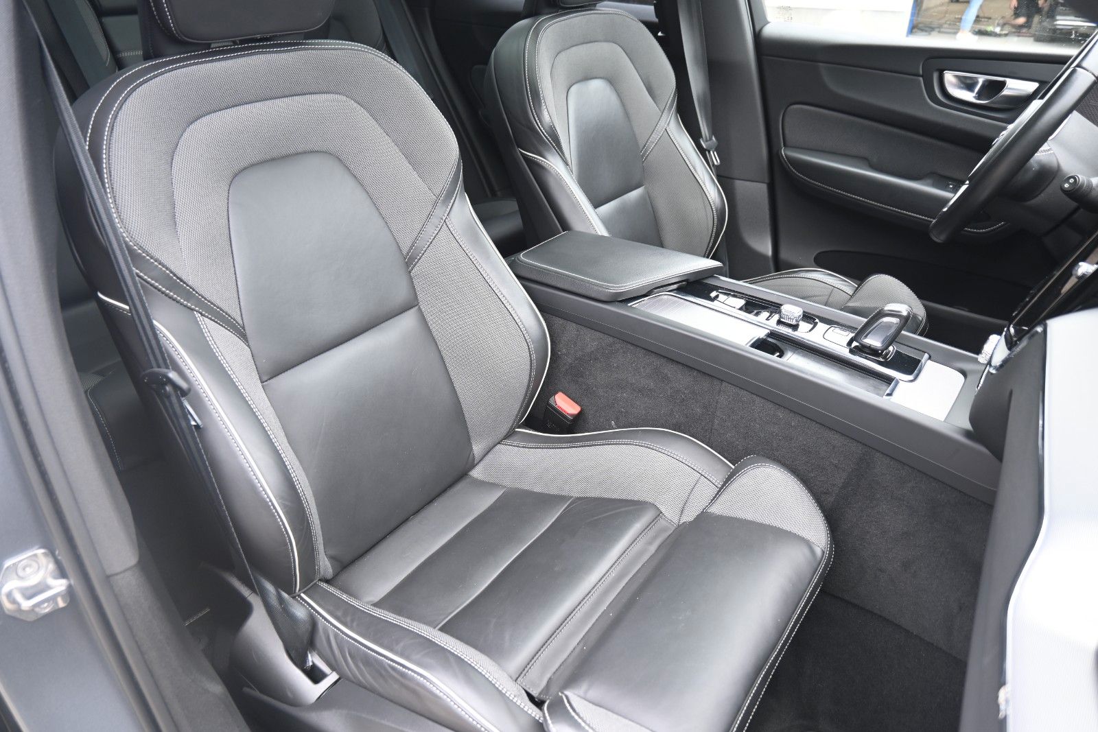 Fahrzeugabbildung Volvo XC60 B4 D AWD R Design*STDHZG*PANO*RFK*ACC