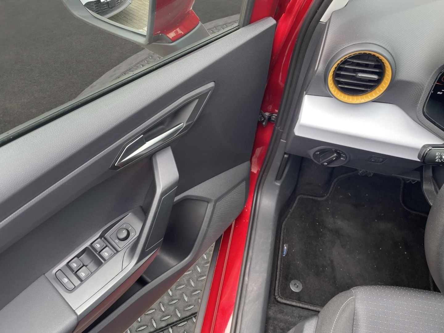 Fahrzeugabbildung SEAT Arona Style Navi Tempomat Allwetter LED PDC