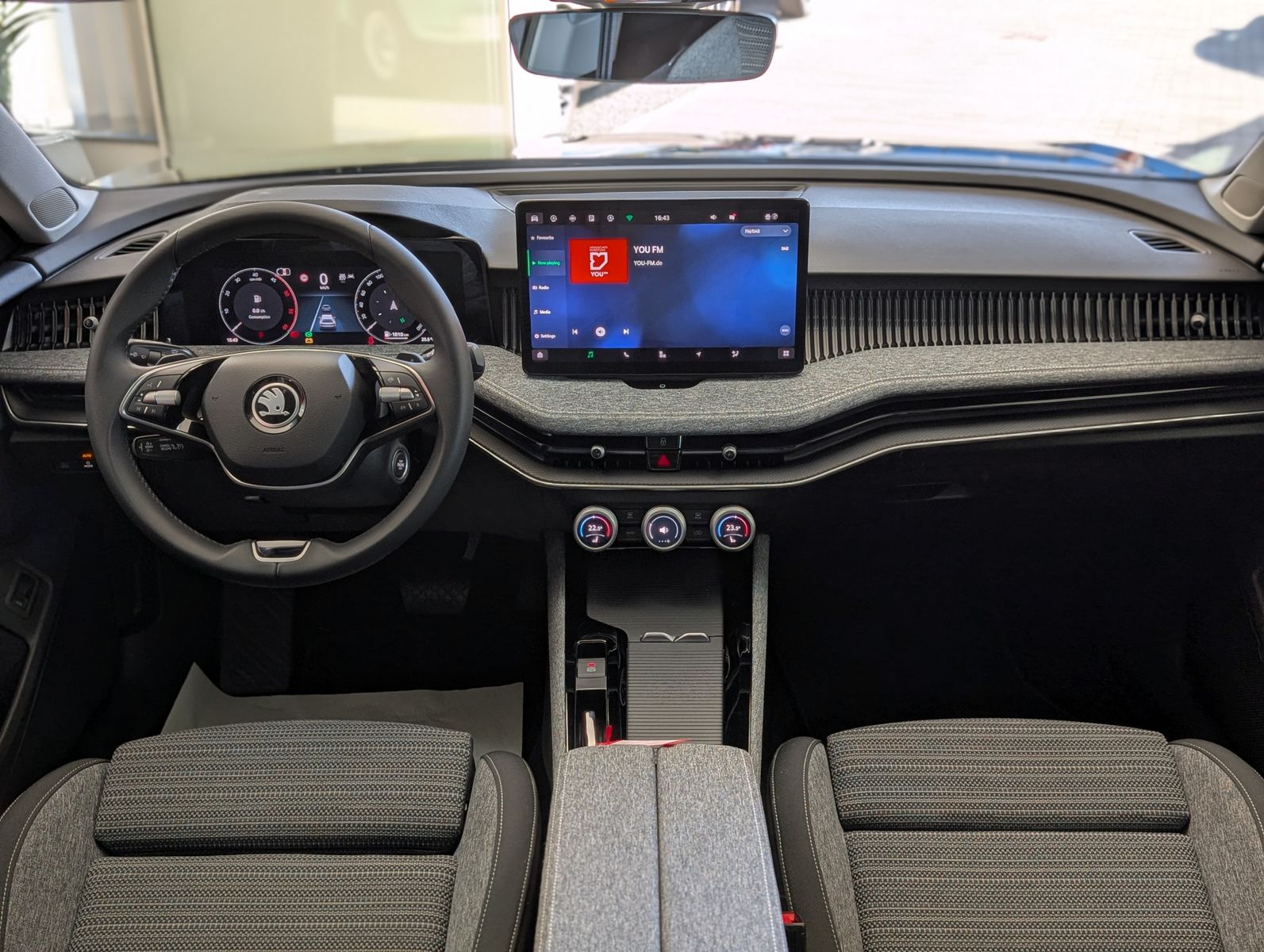 Fahrzeugabbildung SKODA Superb IV 2.0TDI DSG 4x4 MATRIX ACC NEUES MODELL