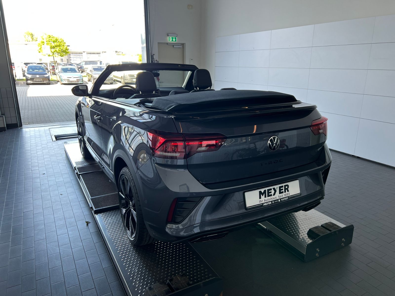 Fahrzeugabbildung Volkswagen T-Roc Cabriolet  R-Line 1.5 TSI DSG *AHK, Black