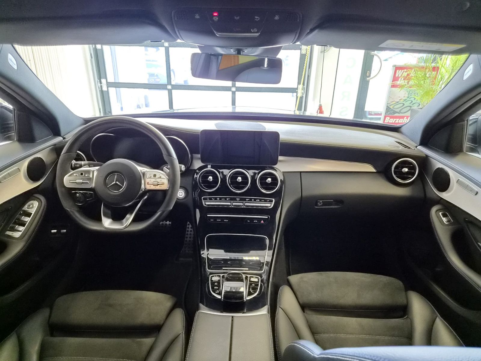 Fahrzeugabbildung Mercedes-Benz C 300 e Limousine/HIGH PERF. / KAMERA / AMG