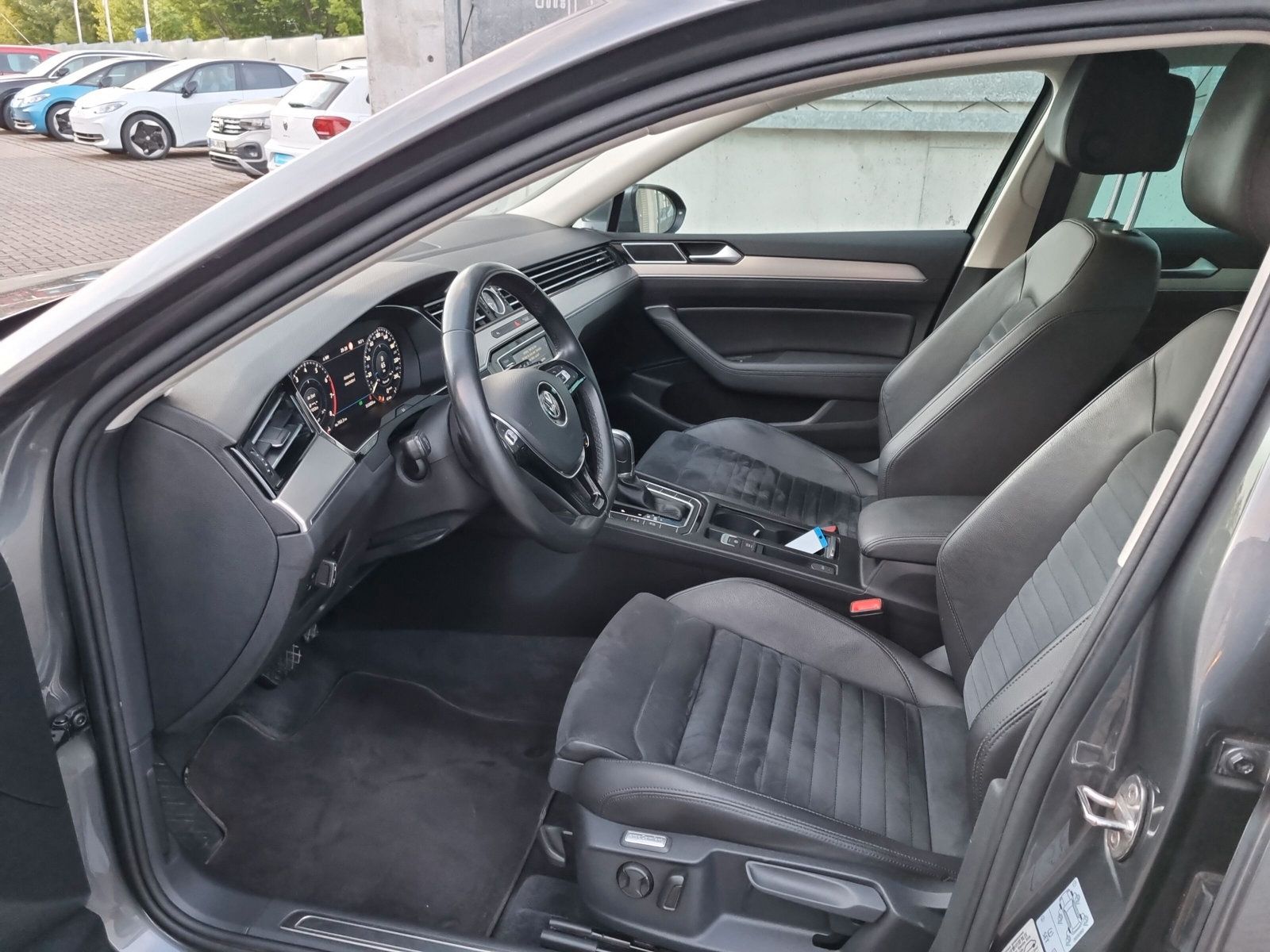 Fahrzeugabbildung Volkswagen Passat Variant 1.8 TSI DSG R-Line AHK eKLAPPE KA
