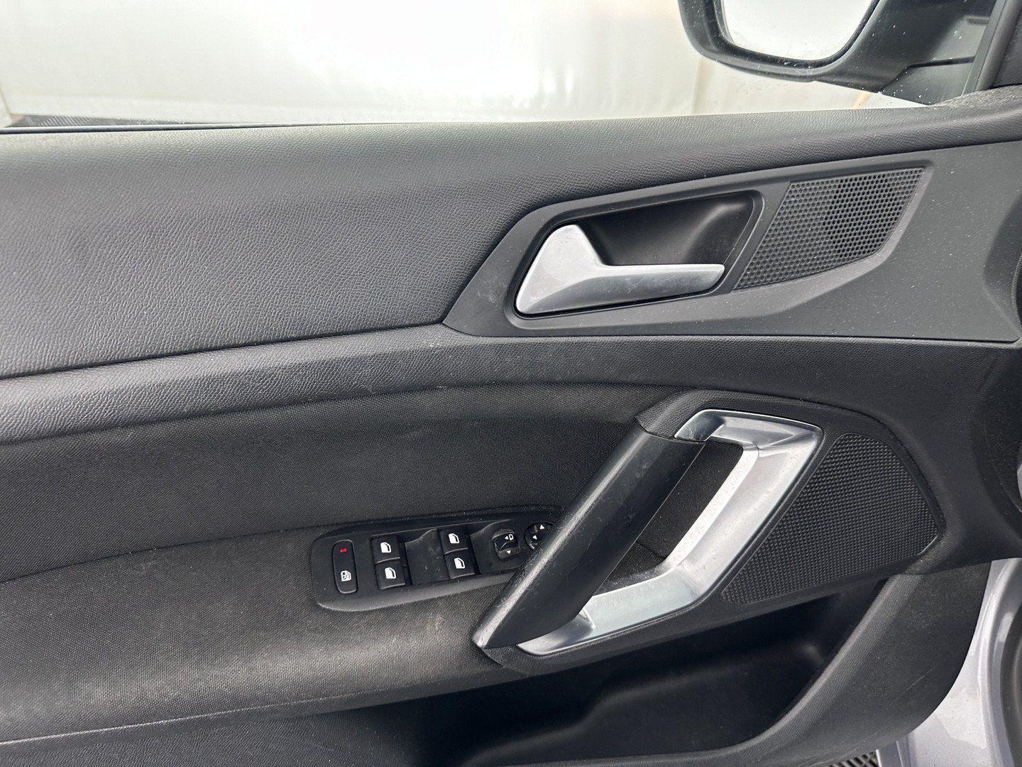 Peugeot 308 2015 — photo 24