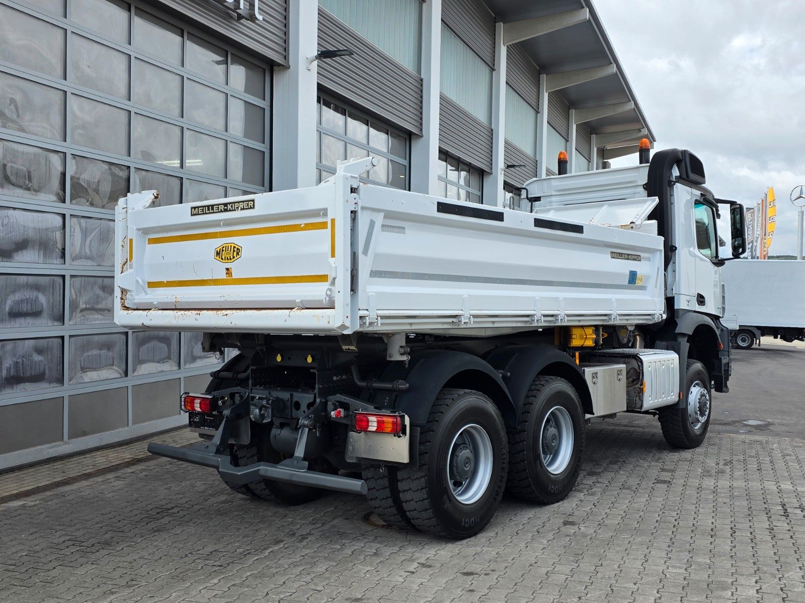 Fahrzeugabbildung Mercedes-Benz Arocs 3343 AK 6x6 Meiller