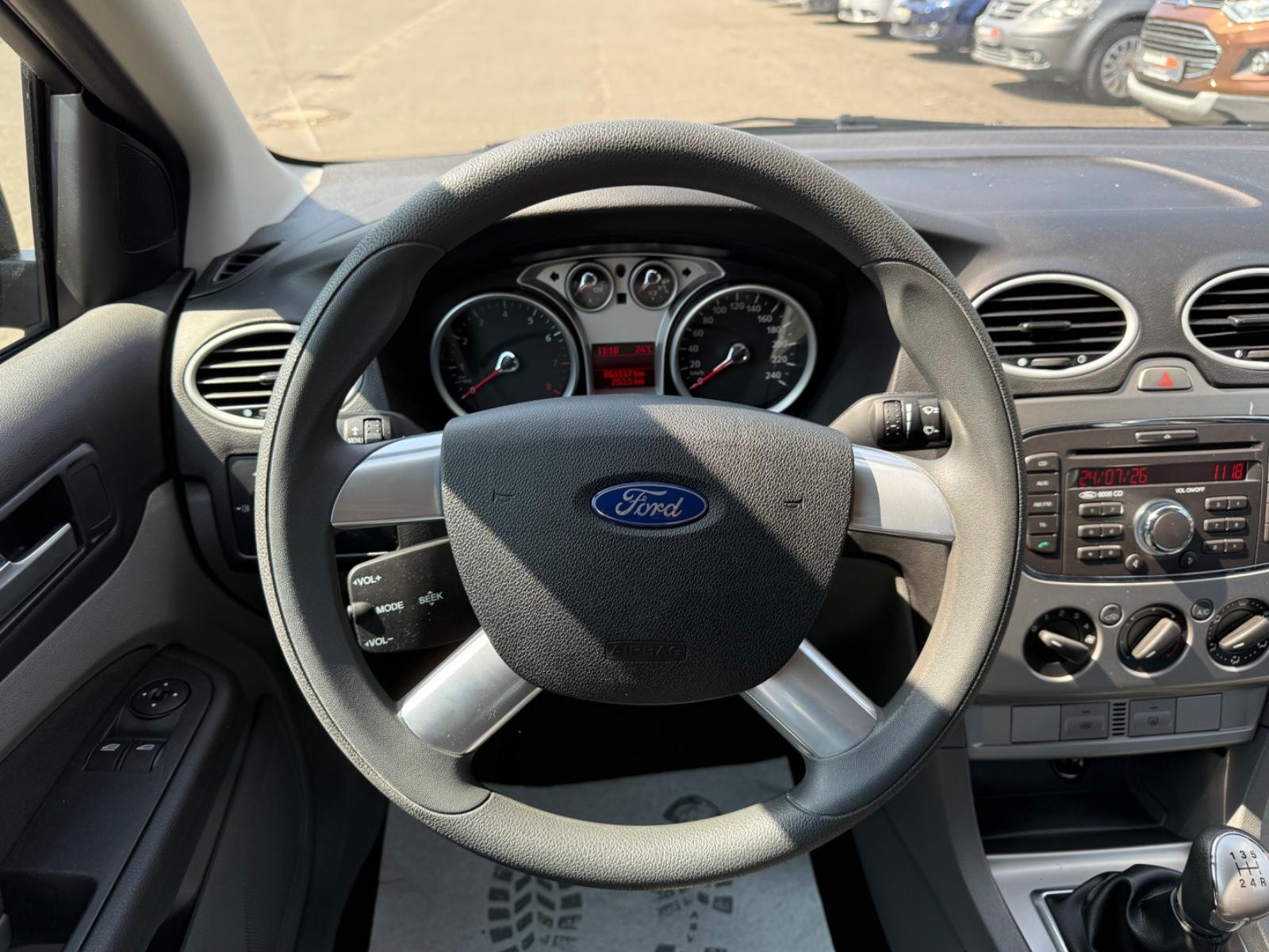 Ford Focus 2010 — photo 12